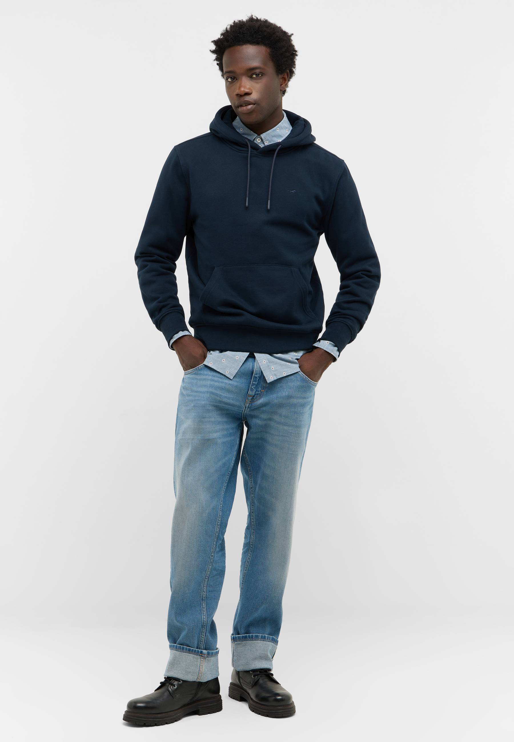 Hosen, Pullover, Sweatshirt, Kapuzenpulli, Person