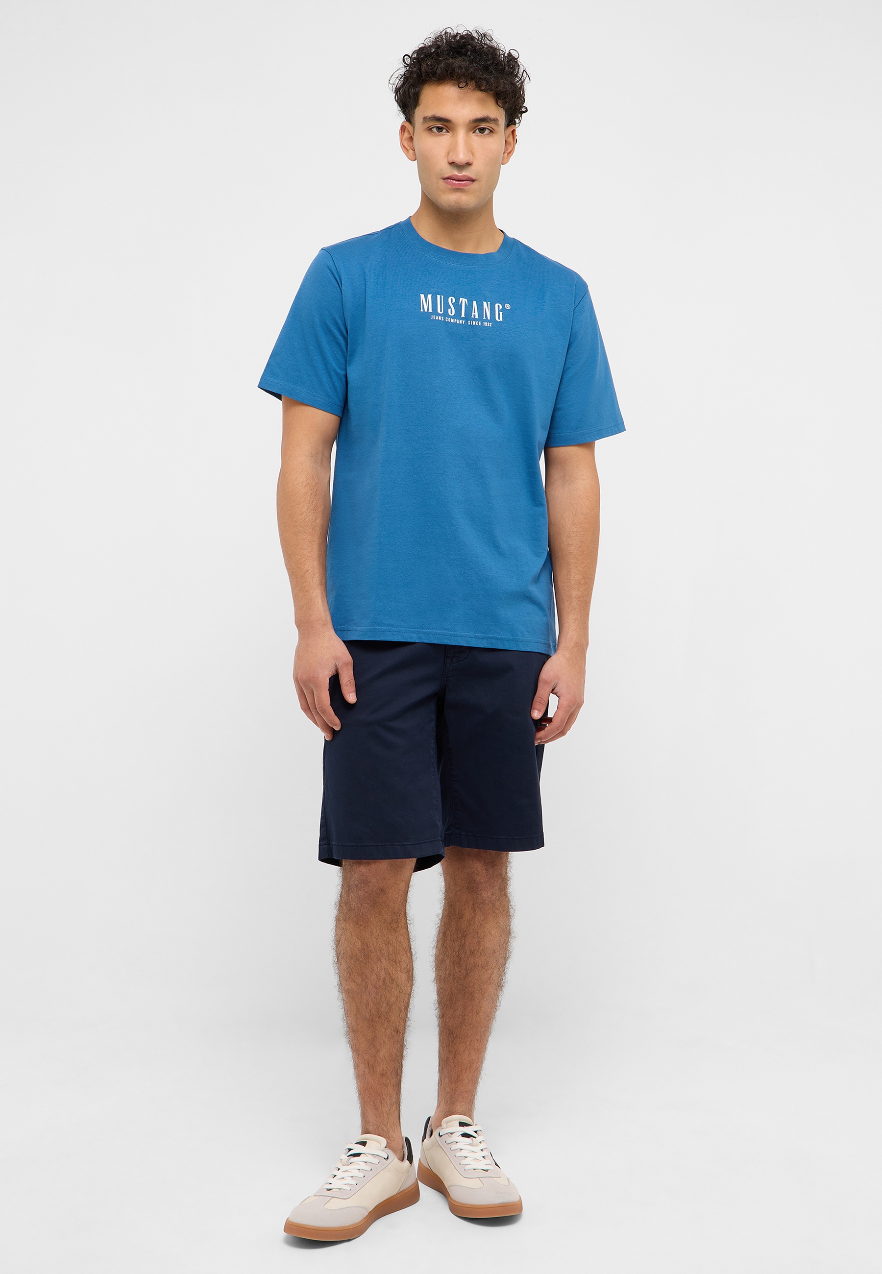 Kurze Hose, T-shirt, Person, Schuh, Strandmode