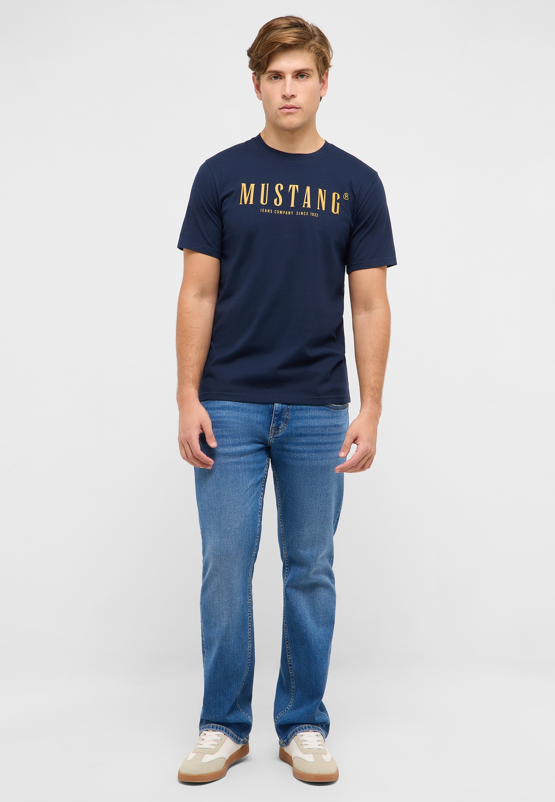 T-shirt, Hosen, Jeanshose, Person, Stehend