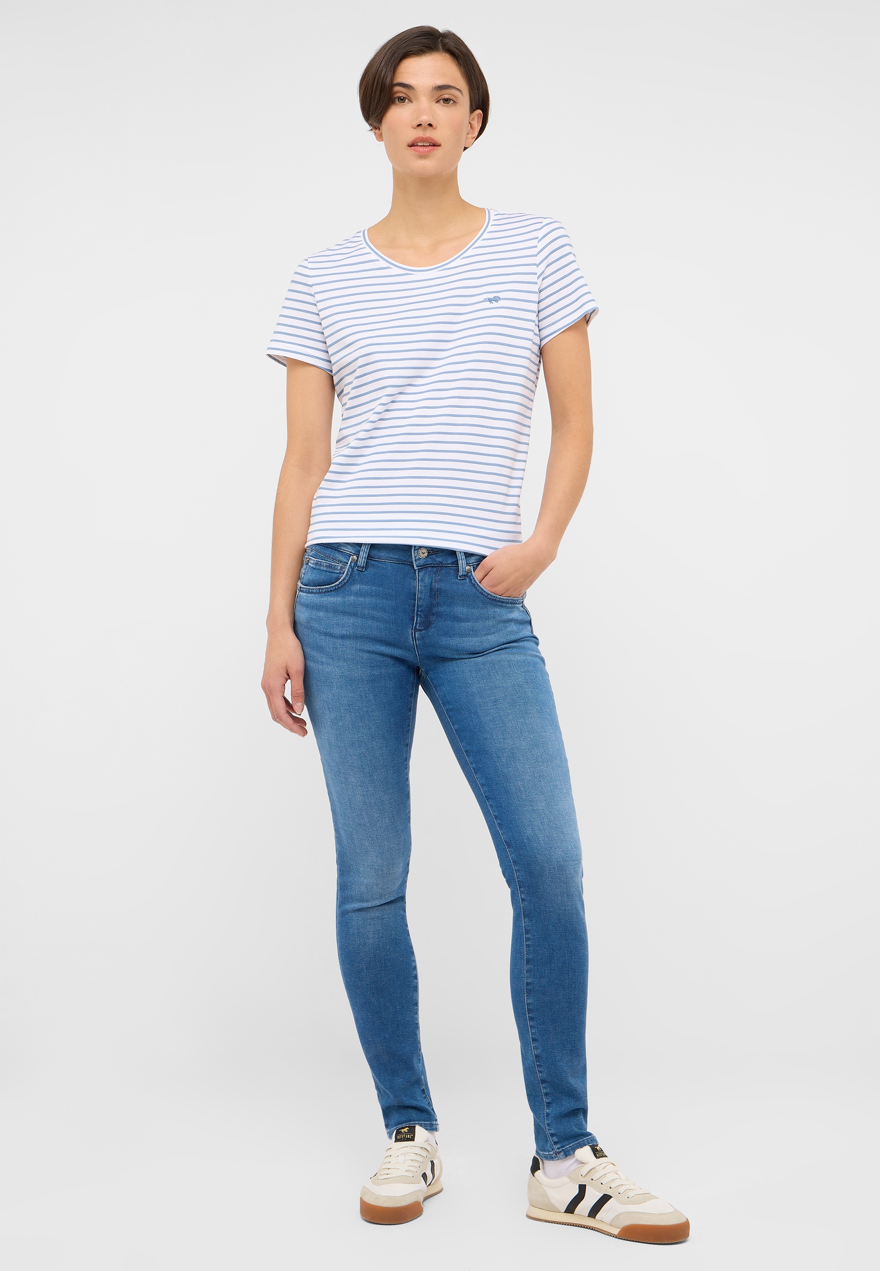 t-shirt, gestreift, Rundhals, blaue jeans, Sneaker