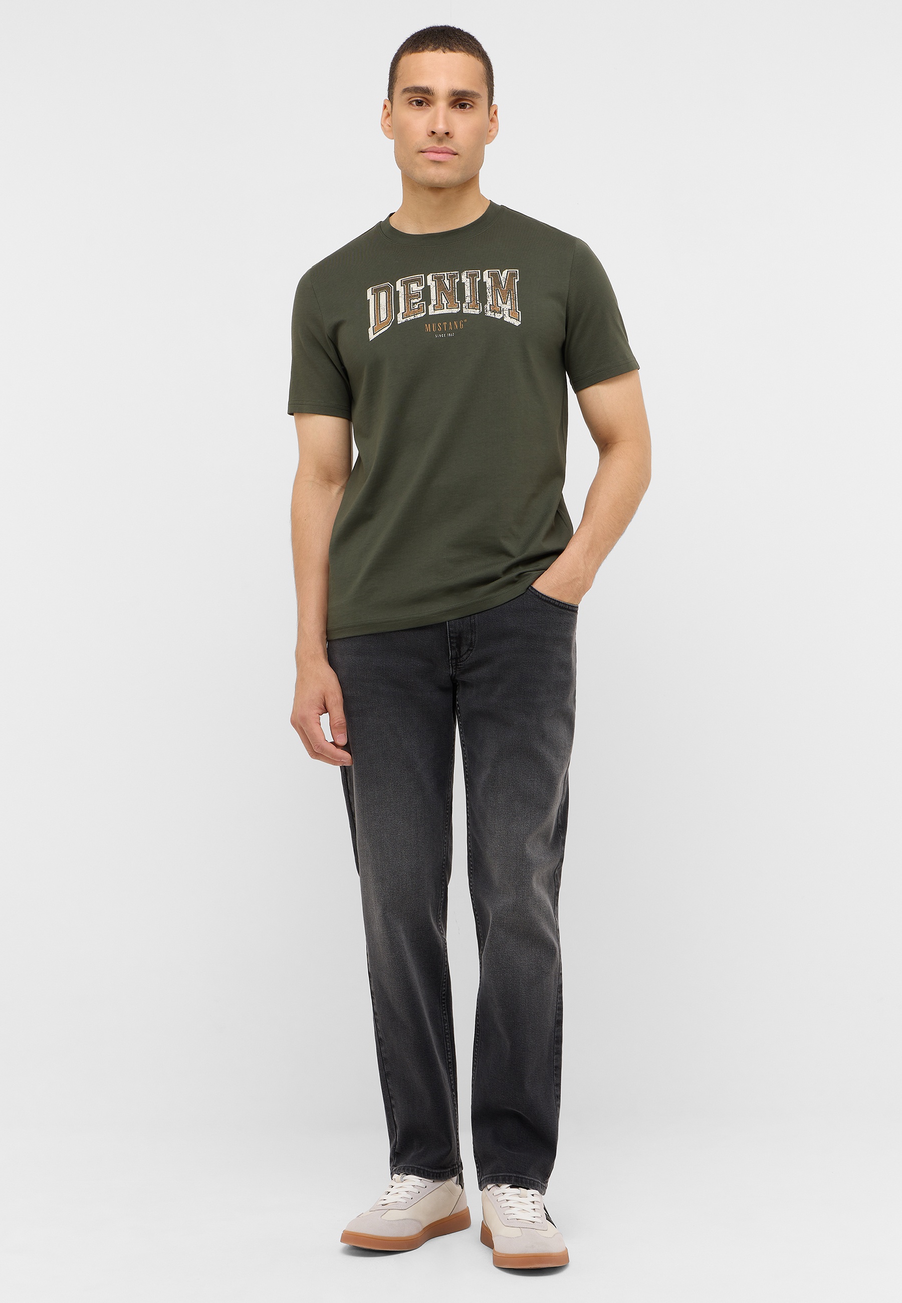 T-shirt, Hosen, Person, Stehend, Hemd