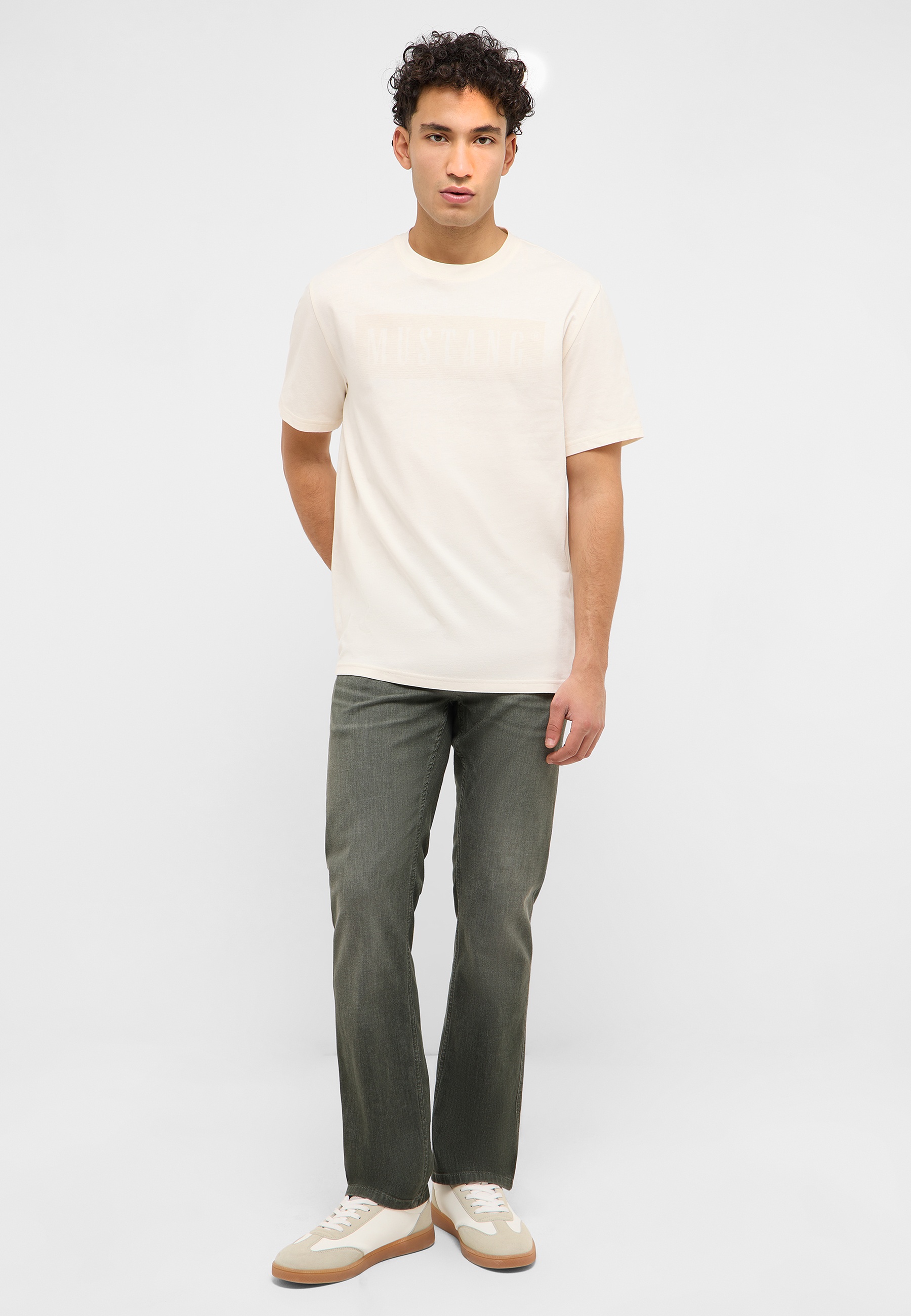 T-shirt, Person, Stehend, Hosen, Leinen