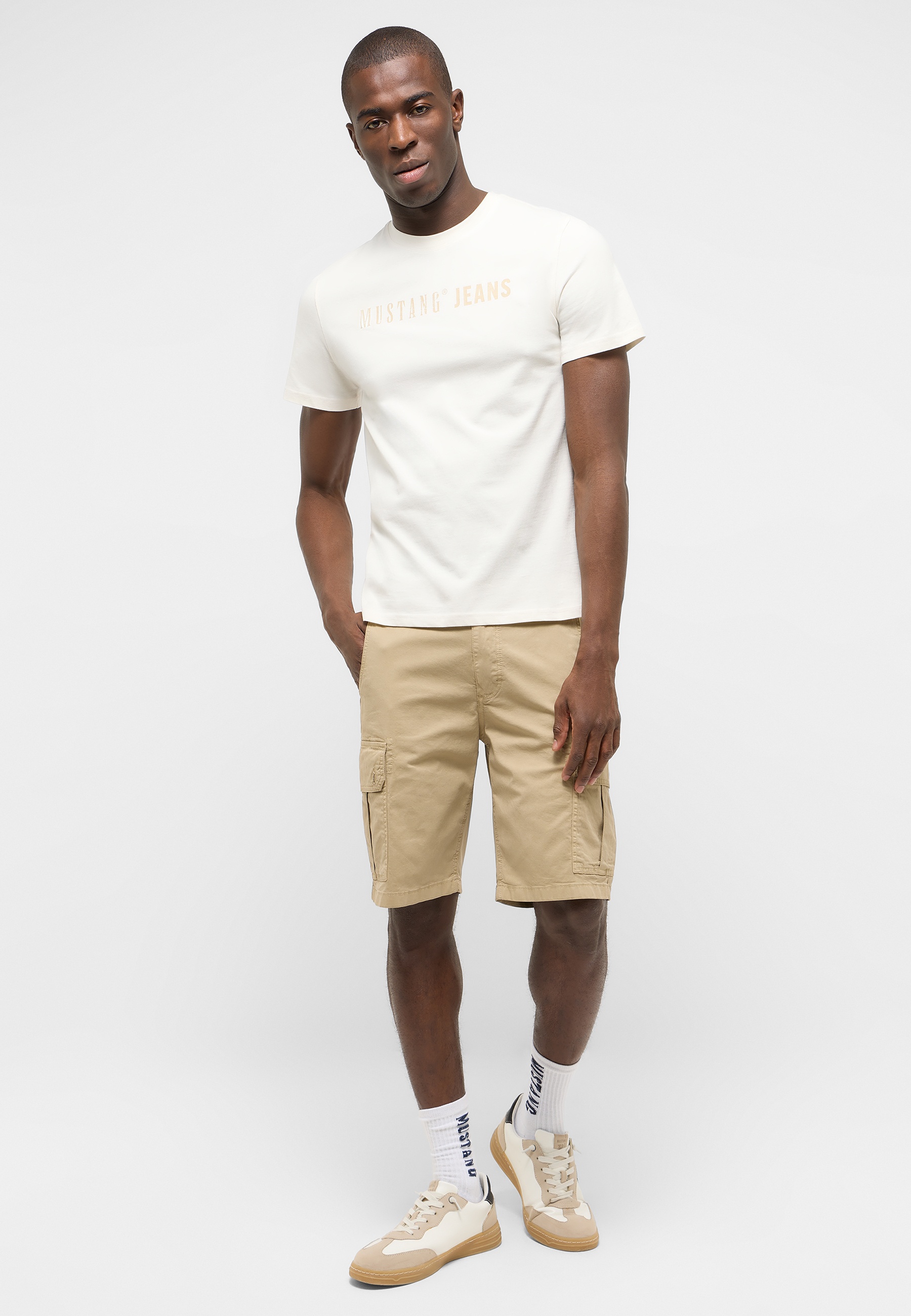 T-Shirt, Beige Shorts, Cargo Shorts, Kleidung-Set, Casual Outfit