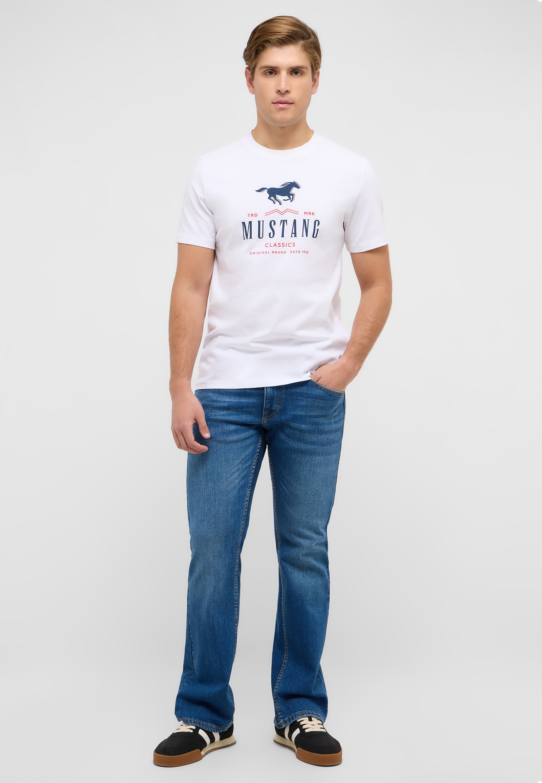 T-shirt, Hosen, Jeanshose, Person, Hemd