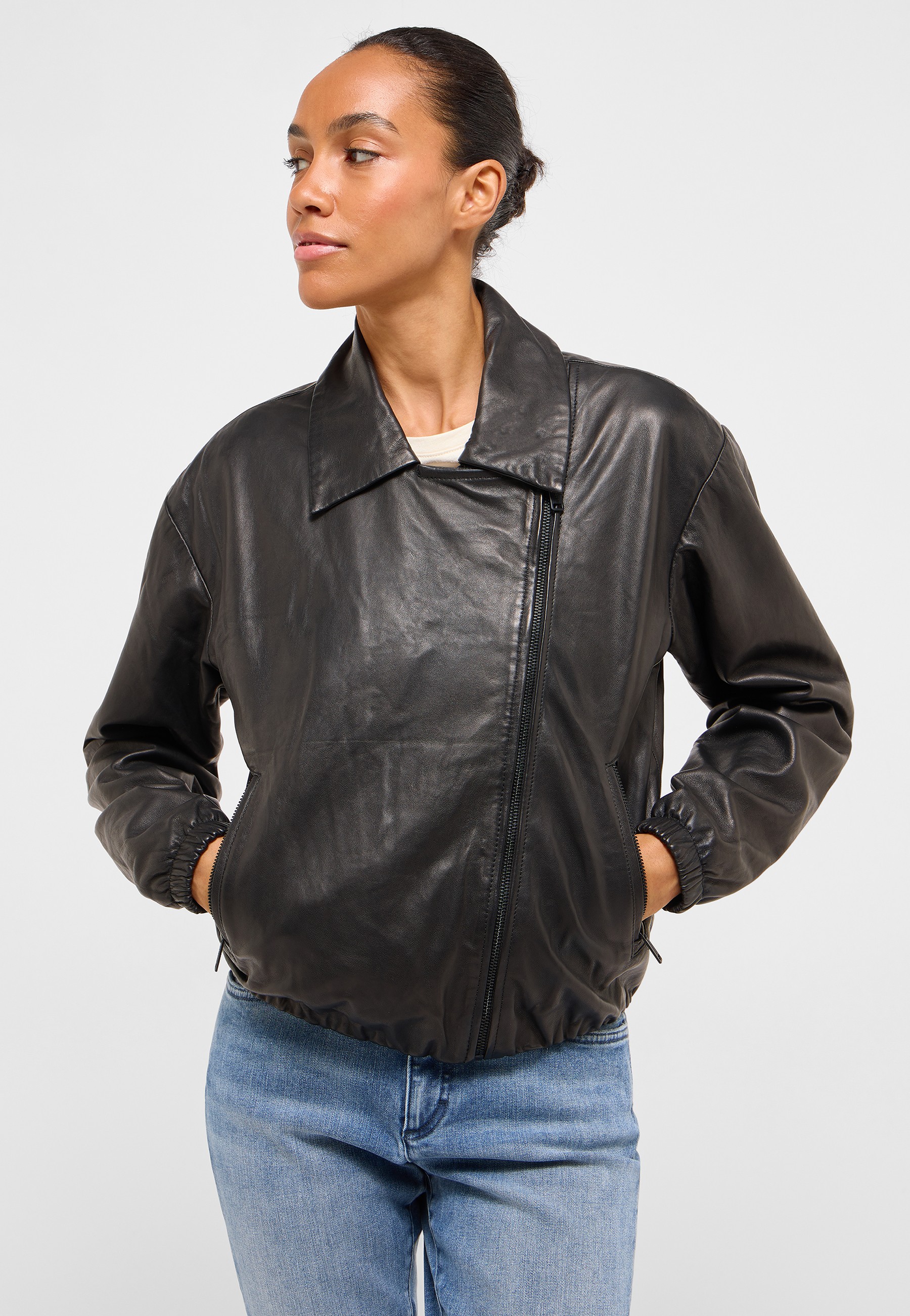 Mantel, Jacke, Jeans, Person, Lederjacke