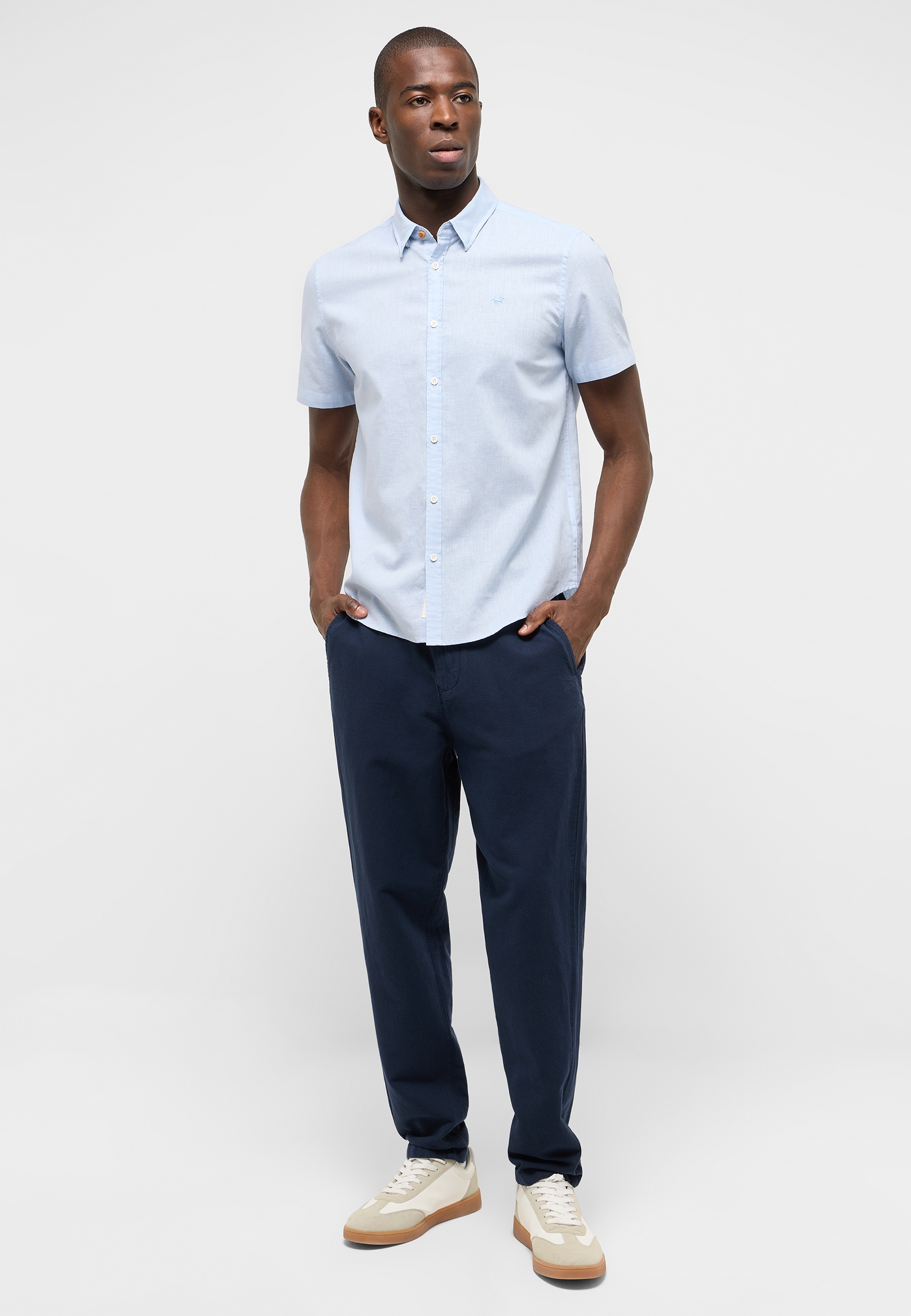 Kurzarmhemd, Hellblau, Button-Down, Chino-Hose, Sneaker