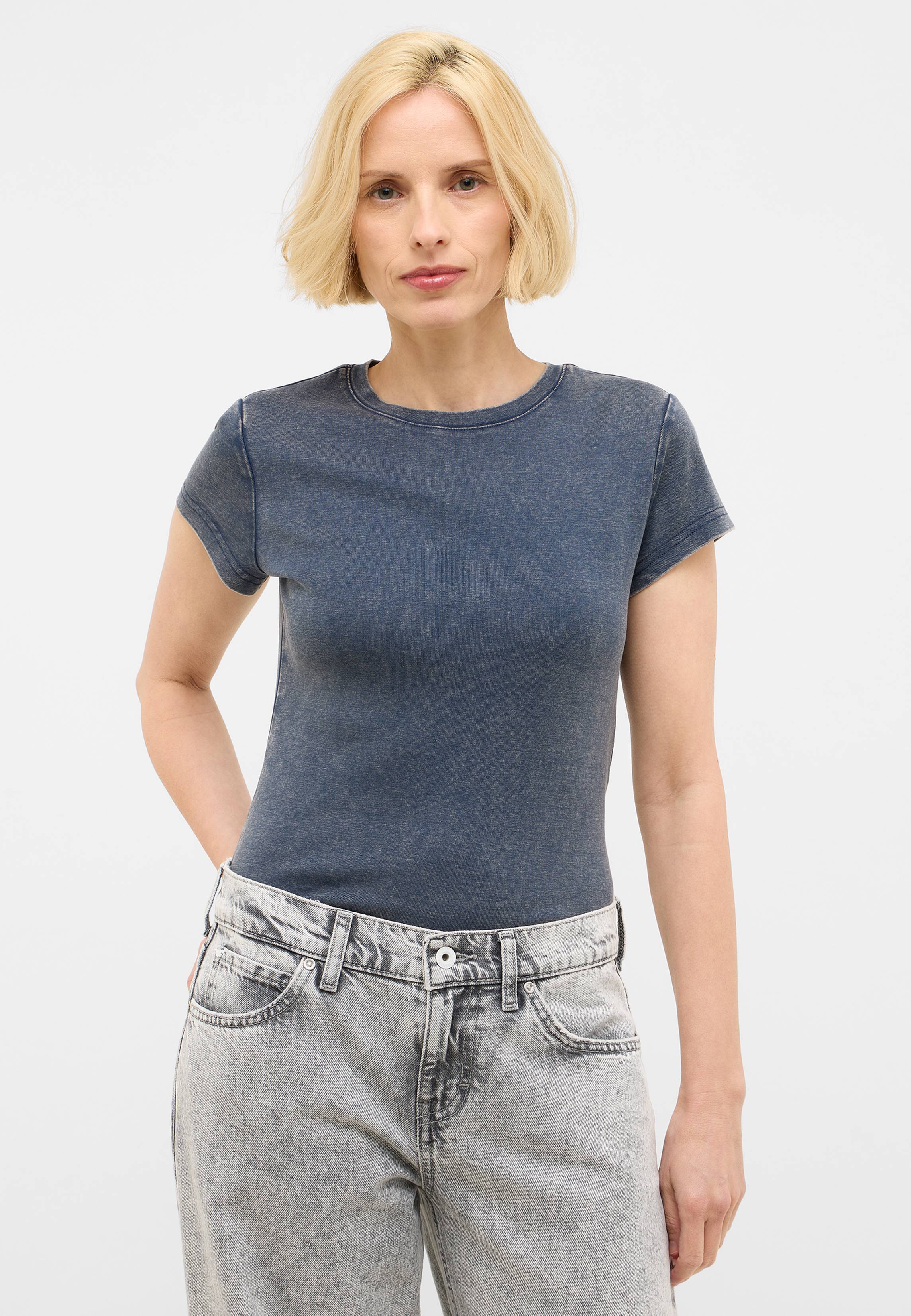T-shirt, Bluse, Hosen, Person, Frau