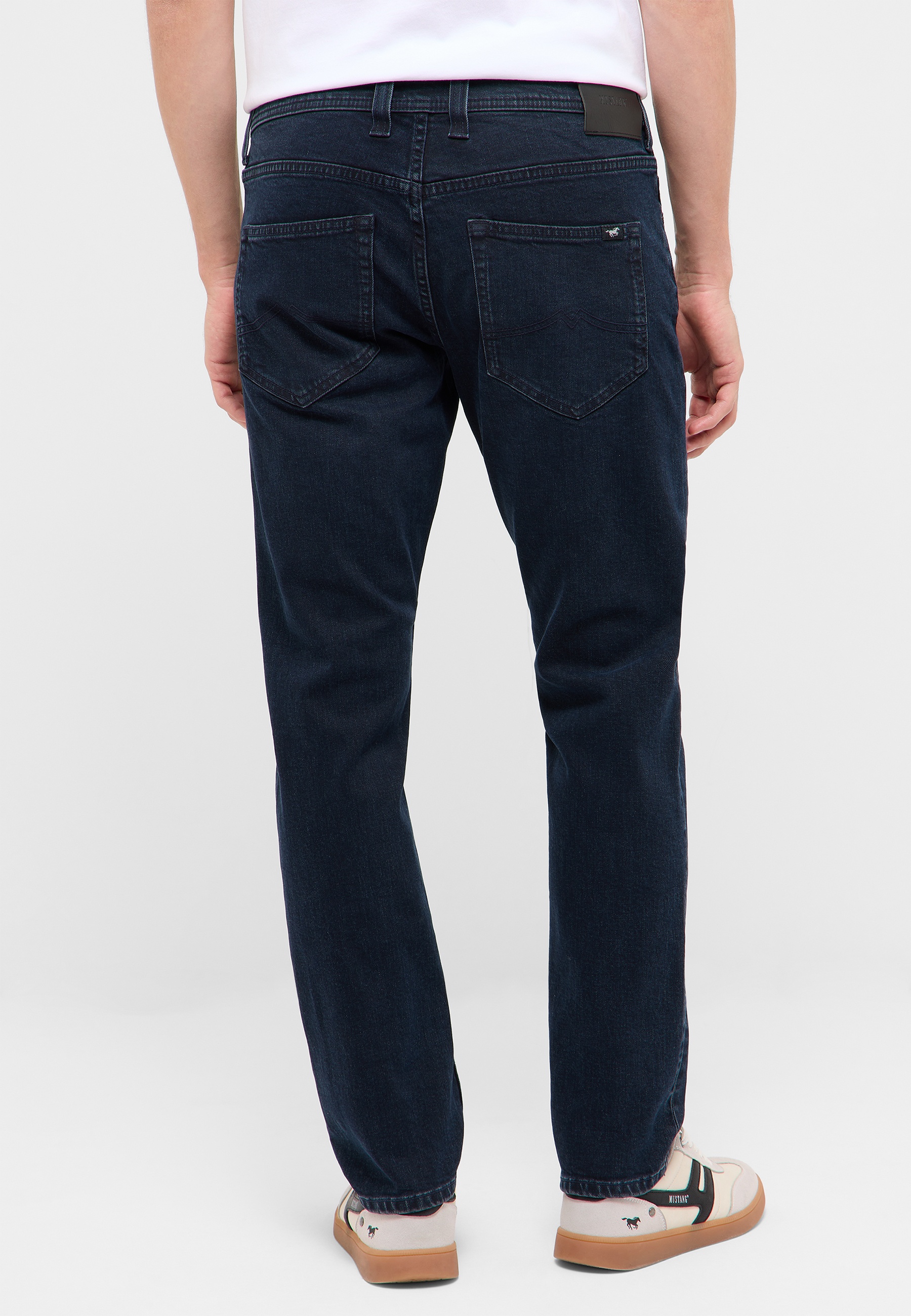 jeans, Denim, hintere taschen, dunkle Waschung, schlank geschnitten