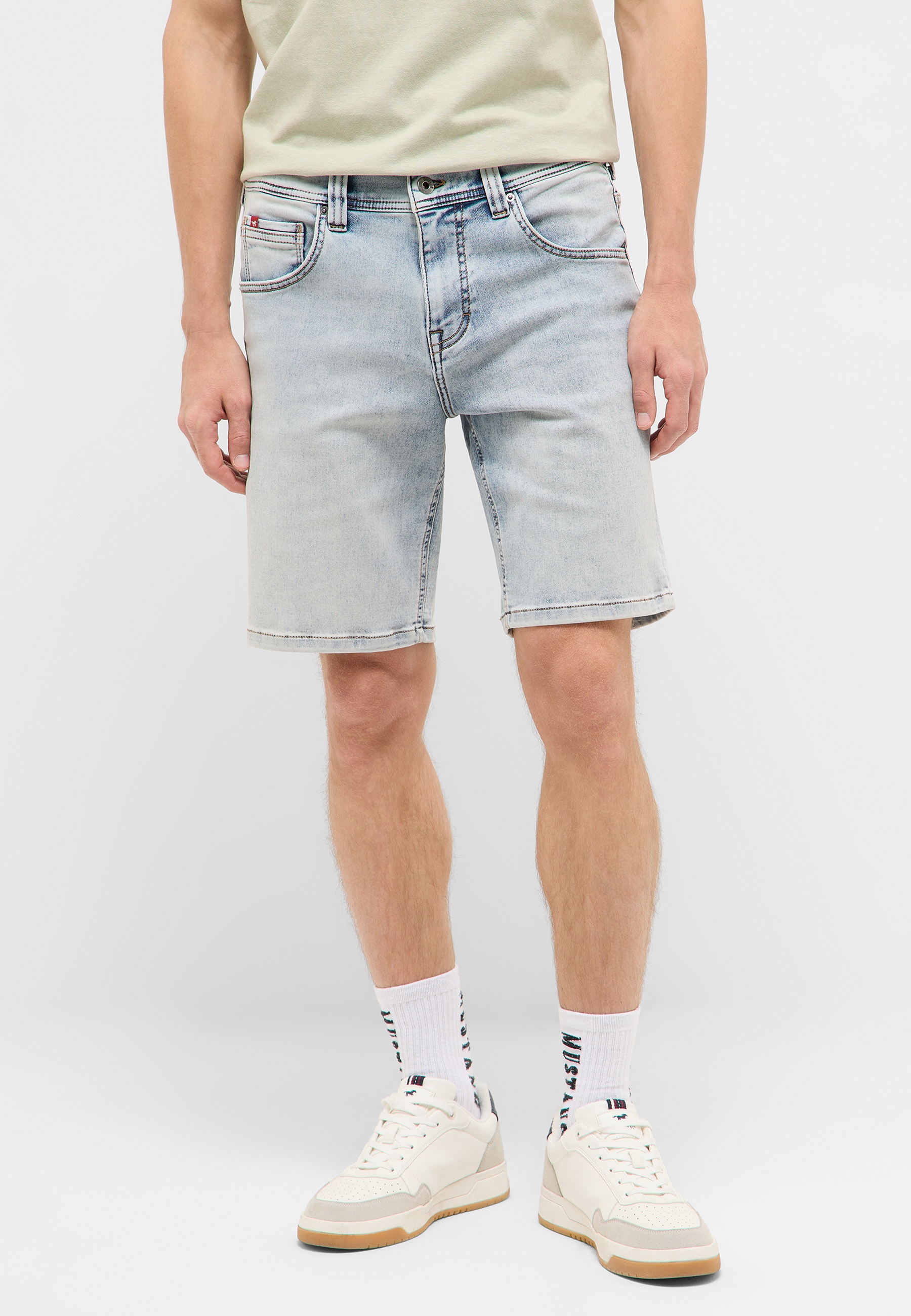 jeansshorts, Denim, helles Waschmuster, Mittellänge, Taschen