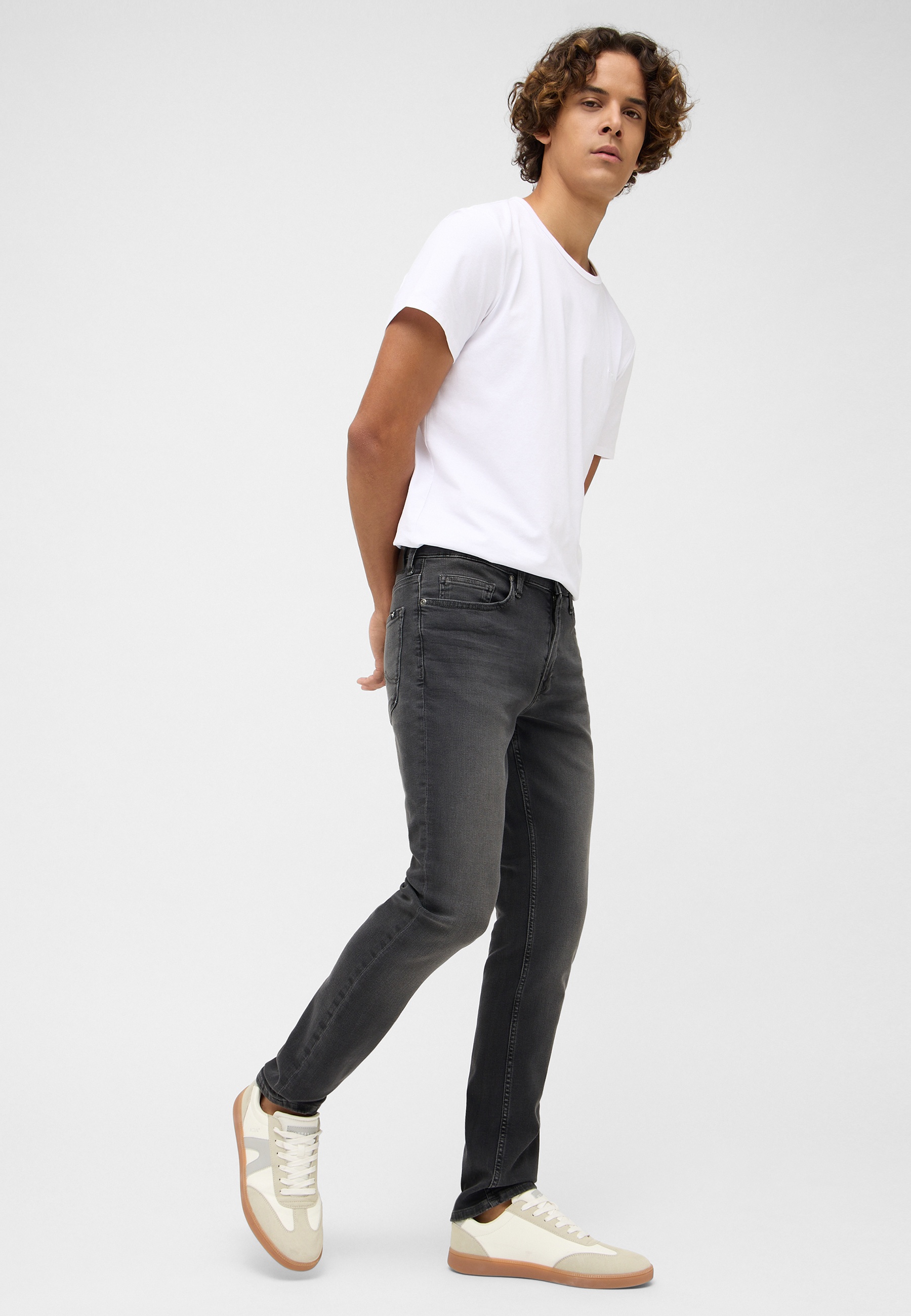 Bekleidung, Hosen, Person, Schuh, Sneaker