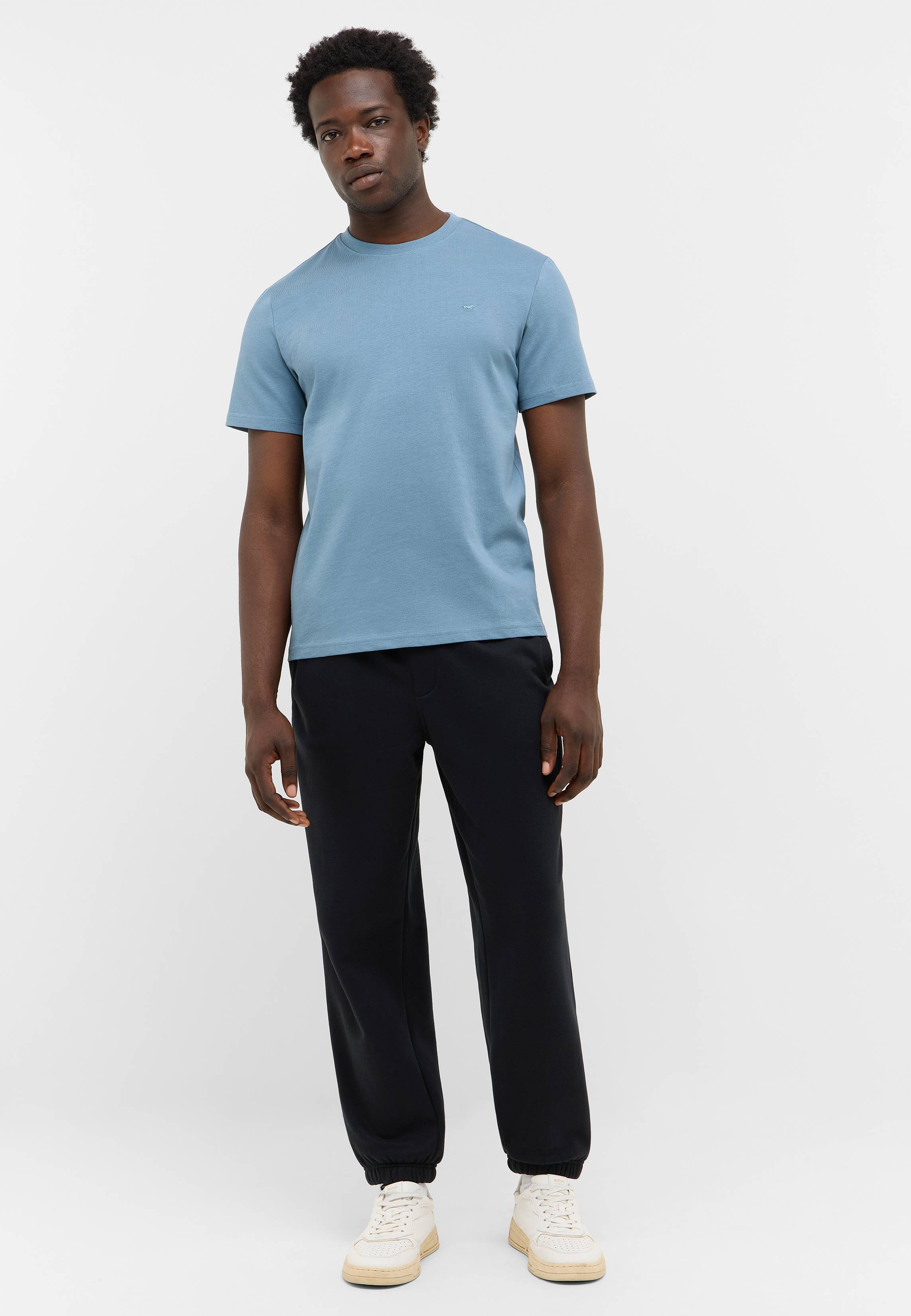 T-shirt, Person, Stehend, Hosen, Mann