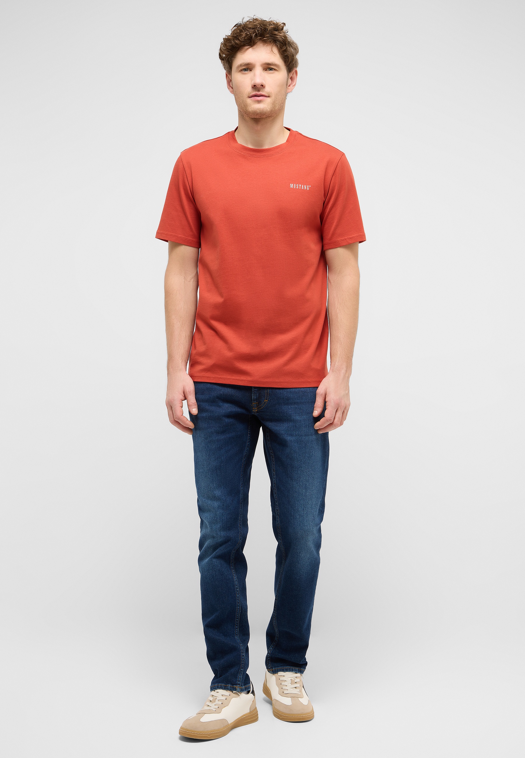 T-Shirt, Rotes Shirt, Kurzarm, Casual Look, Jeans