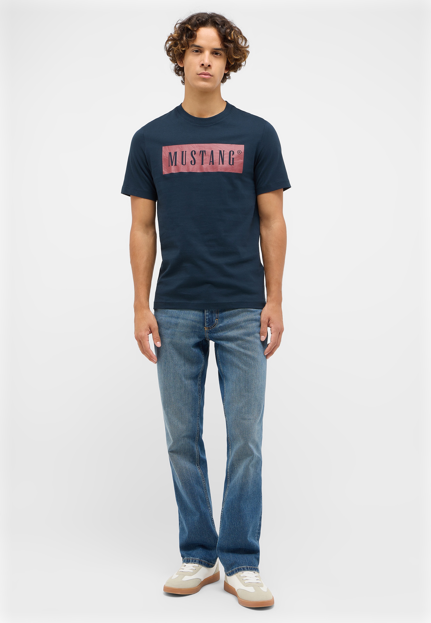 T-shirt, Hosen, Person, Hemd, Jeanshose
