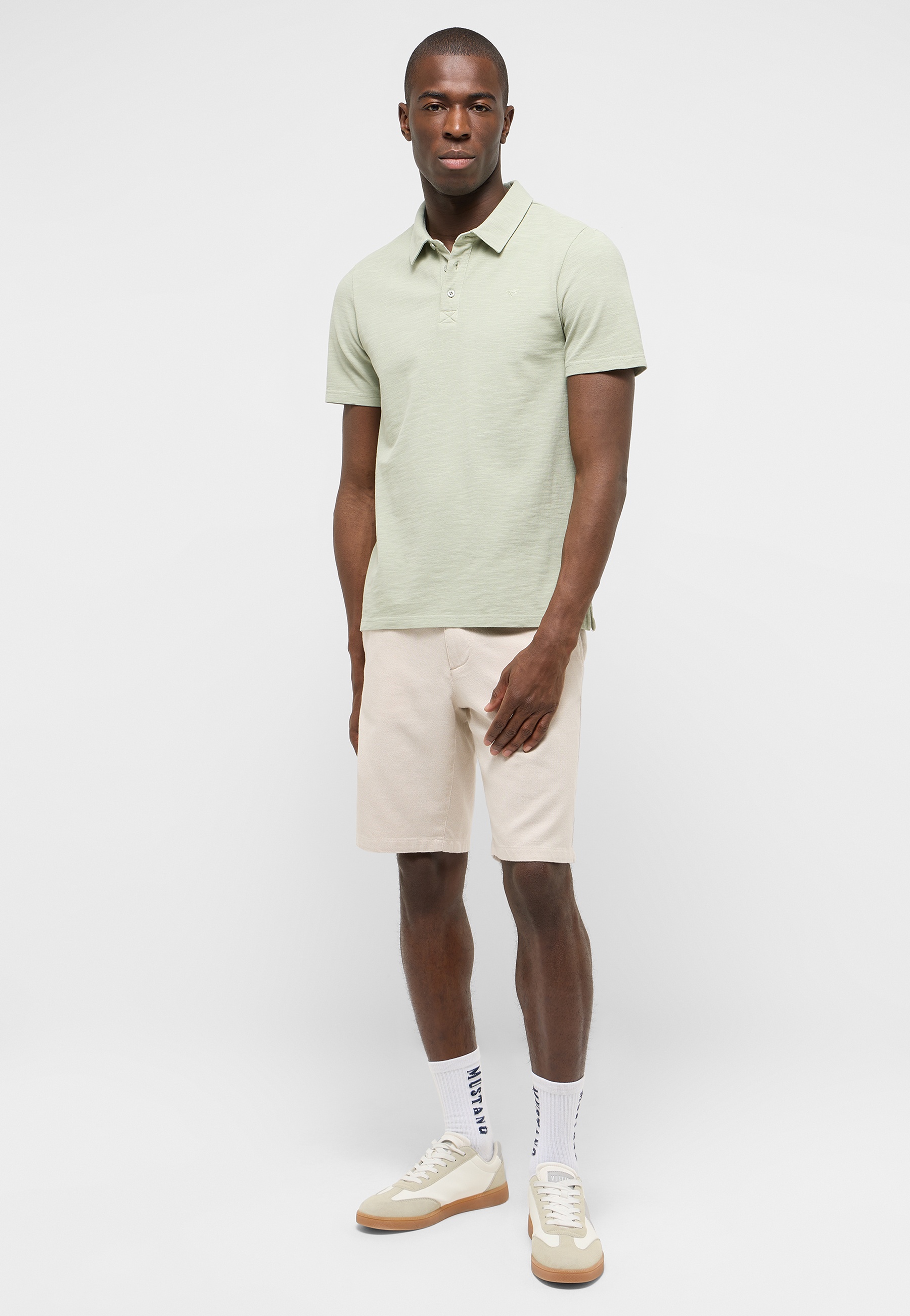 Polohemd, Shorts, Sneaker, Socken, Linen-Look