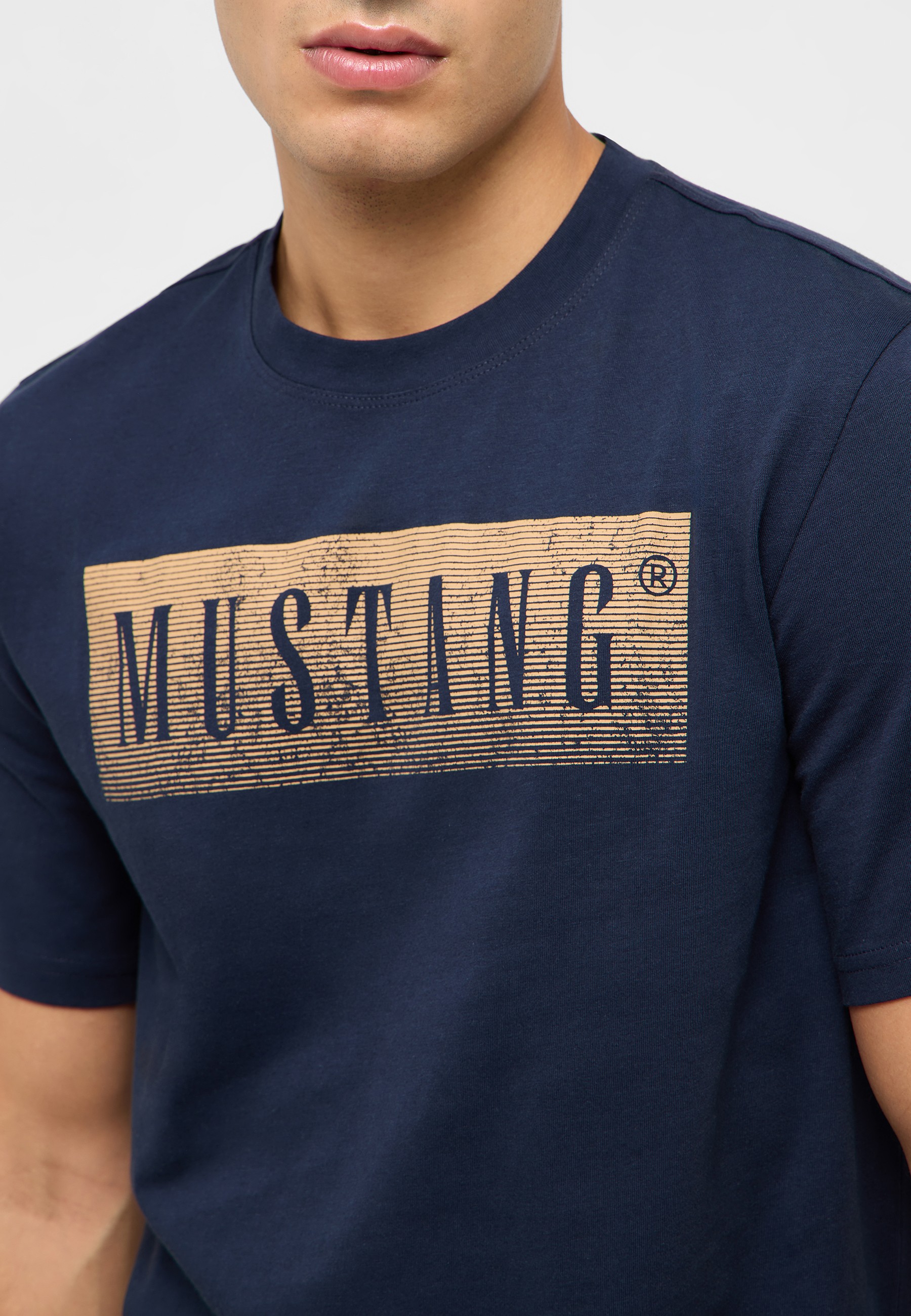 Bekleidung, T-shirt, Person, Ärmel