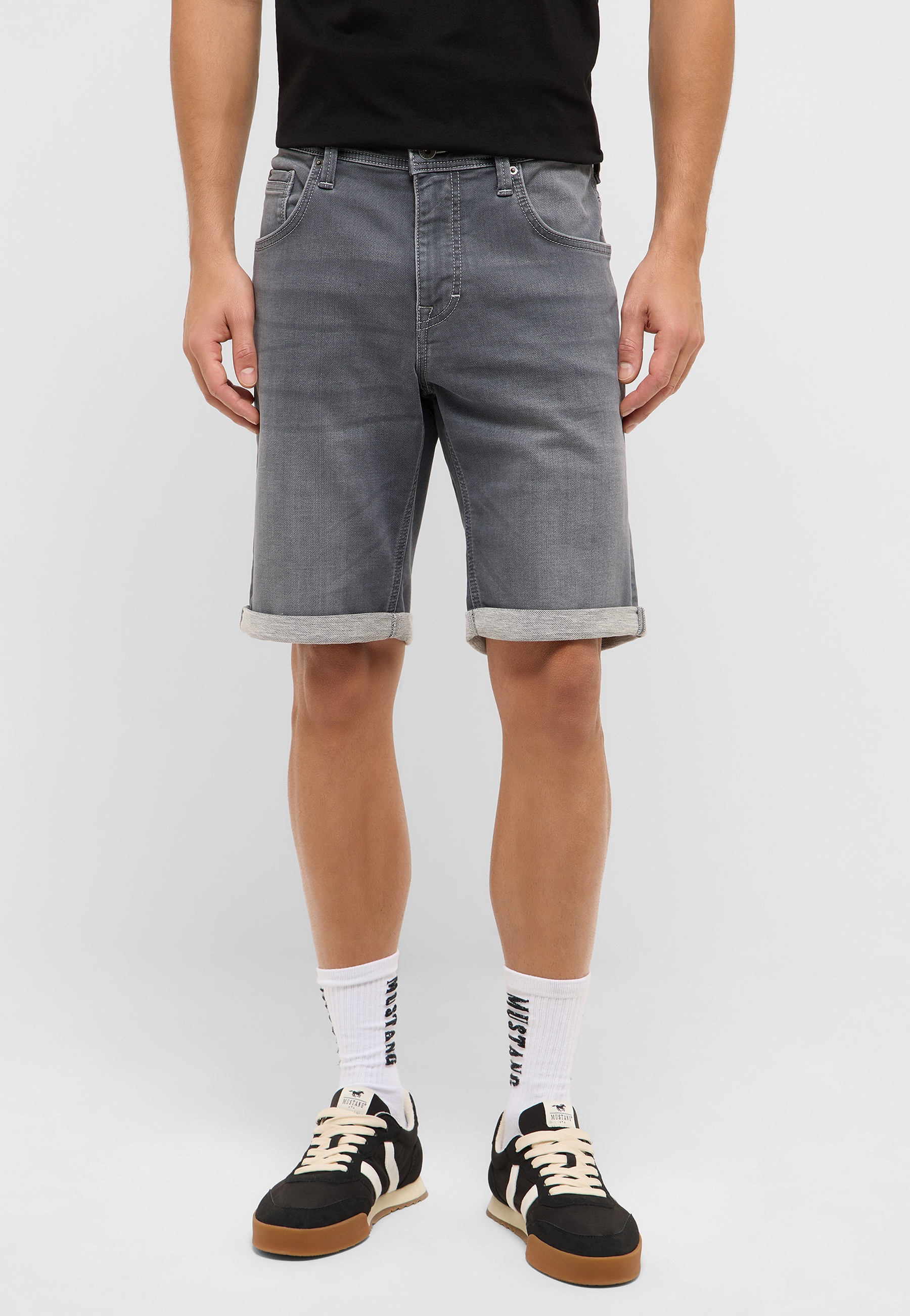 Bekleidung, Kurze Hosen, Schuh, Sneaker, Person