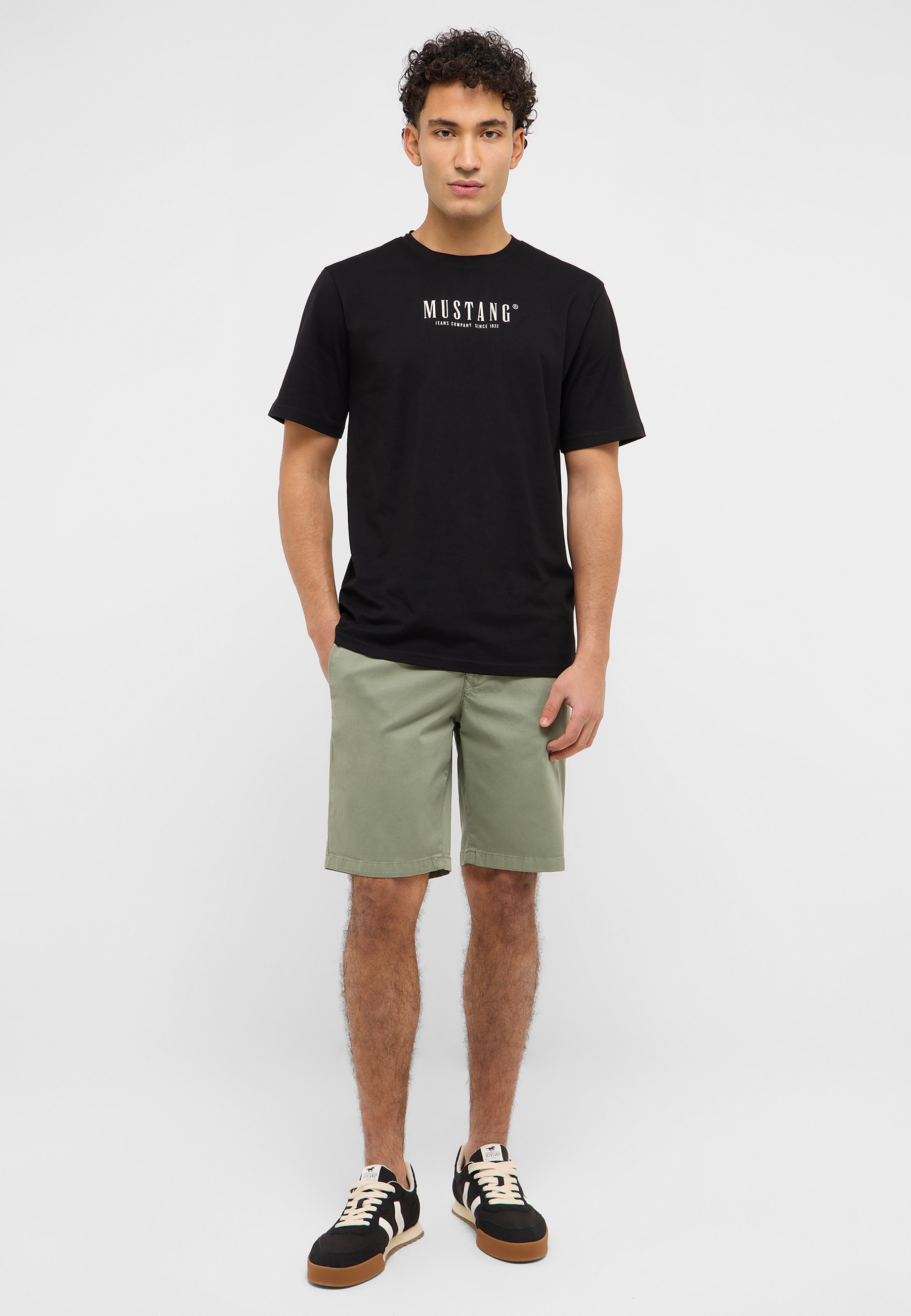 Bekleidung, Kurze Hosen, T-shirt, Person, Schuh