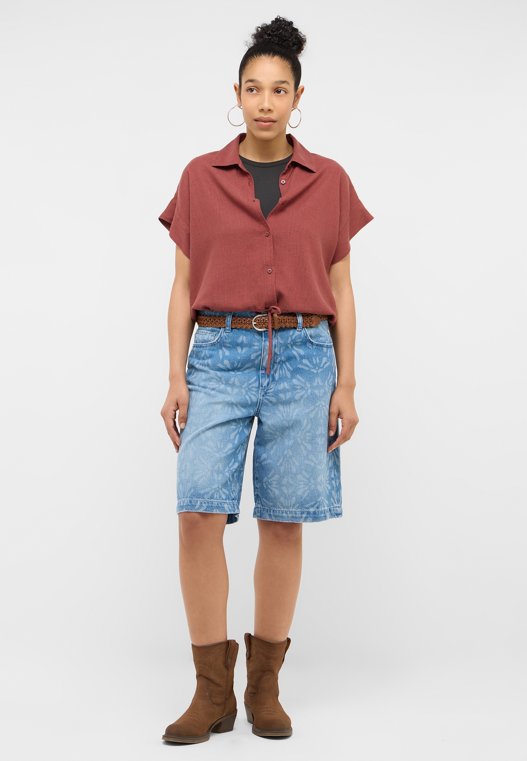 Hemdbluse, Kurzarm, Kordelhose, Jeansshorts, Stiefel