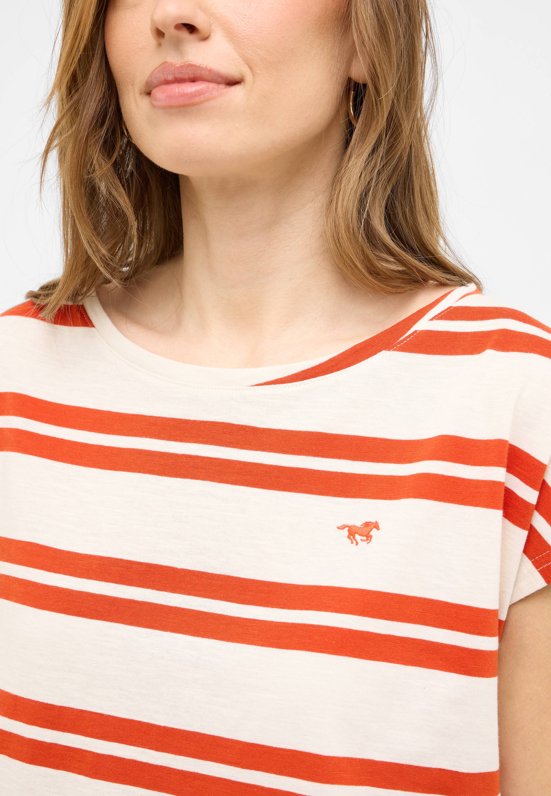 Bekleidung, T-shirt, Gesicht, Kopf, Hals