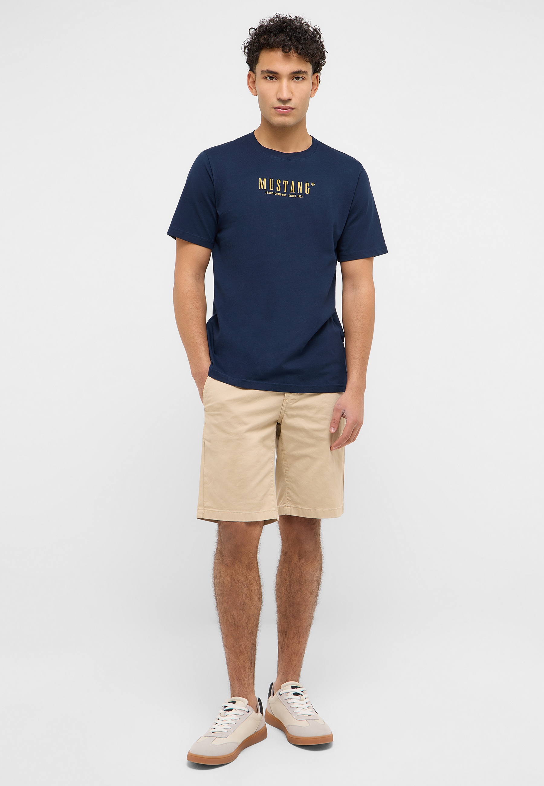 Kurze Hose, T-shirt, Person, Khaki, Schuh