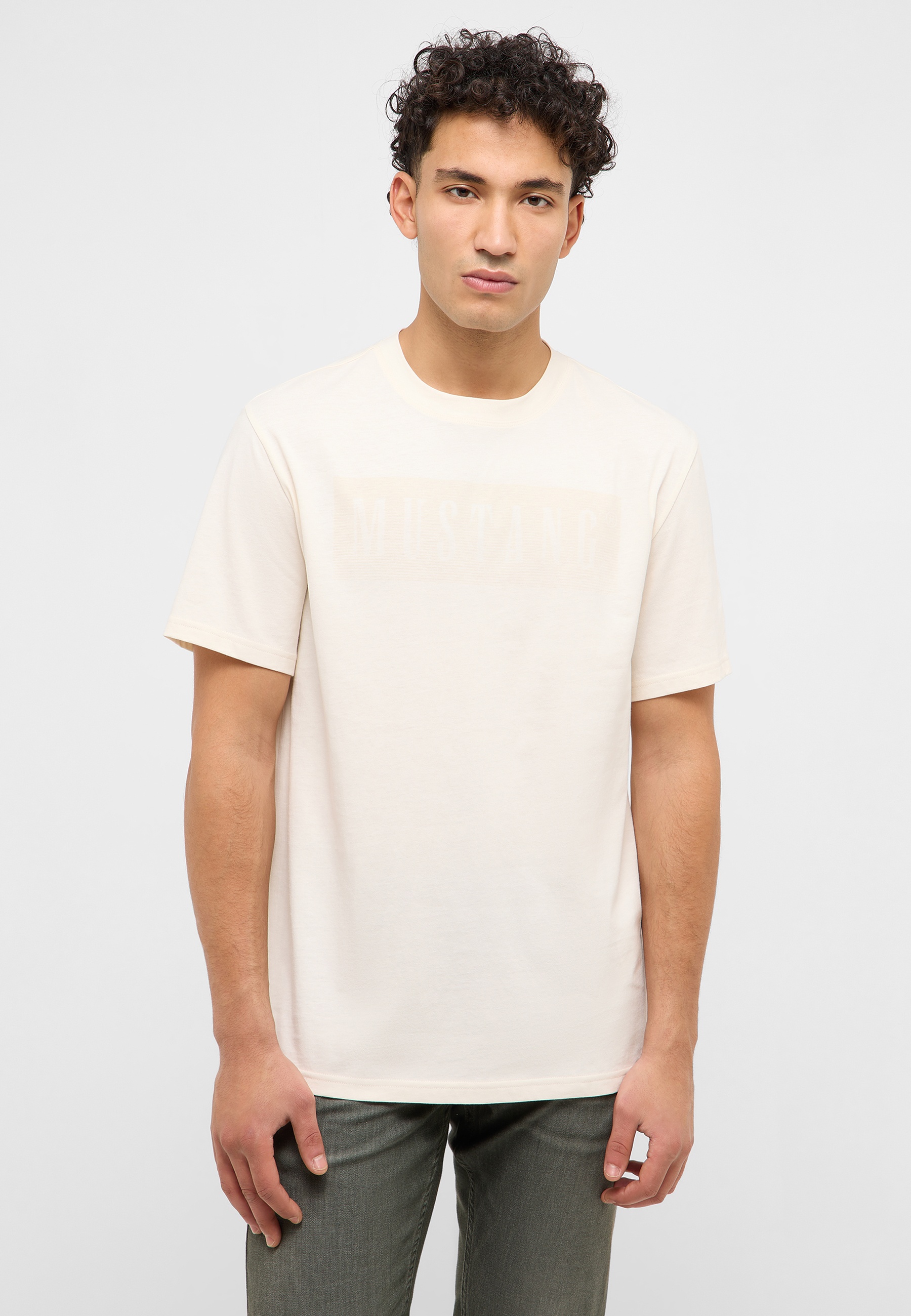 Bekleidung, T-shirt, Person, Jeans, Gesicht