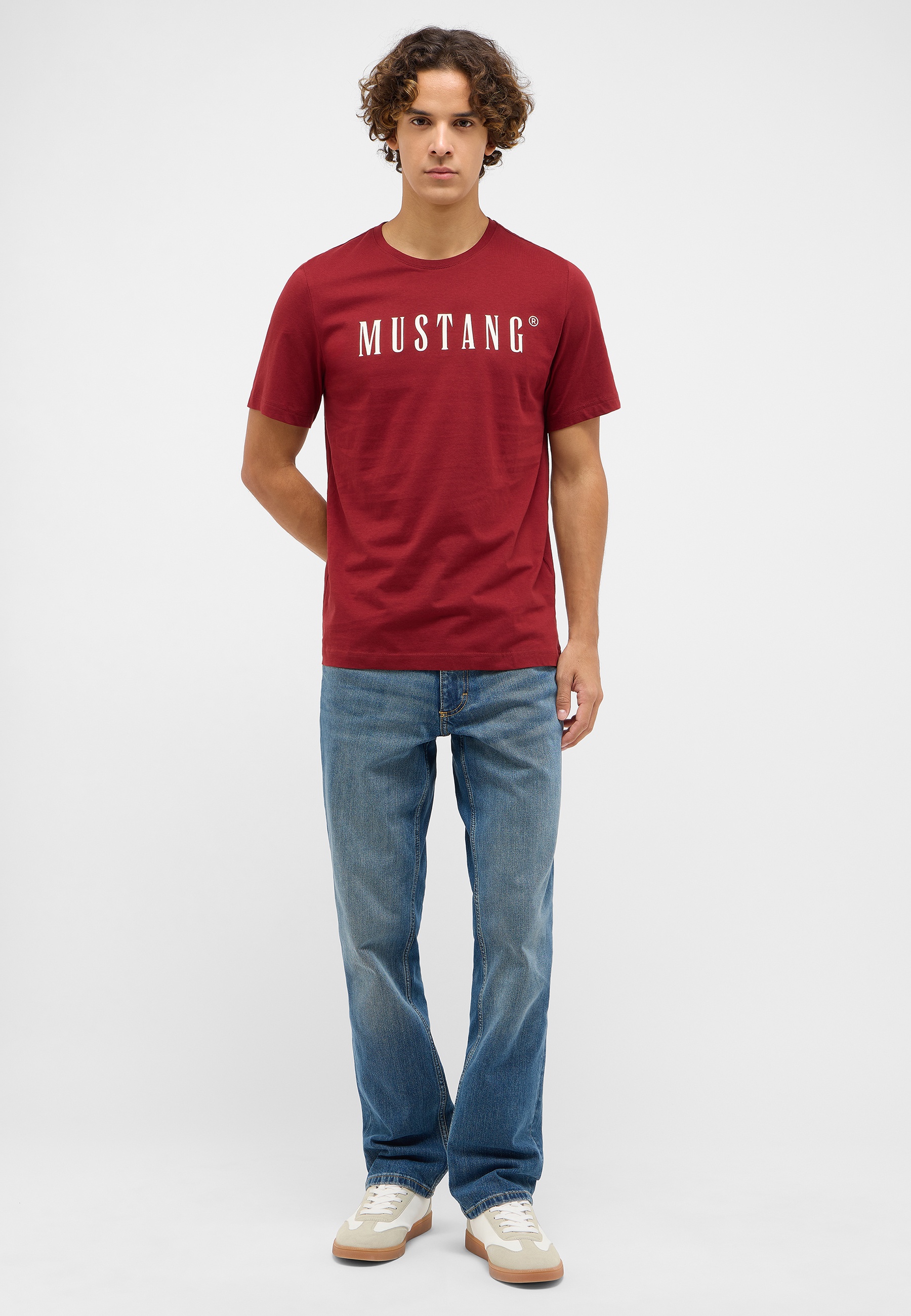 Bekleidung, T-shirt, Hosen, Person, Stehend
