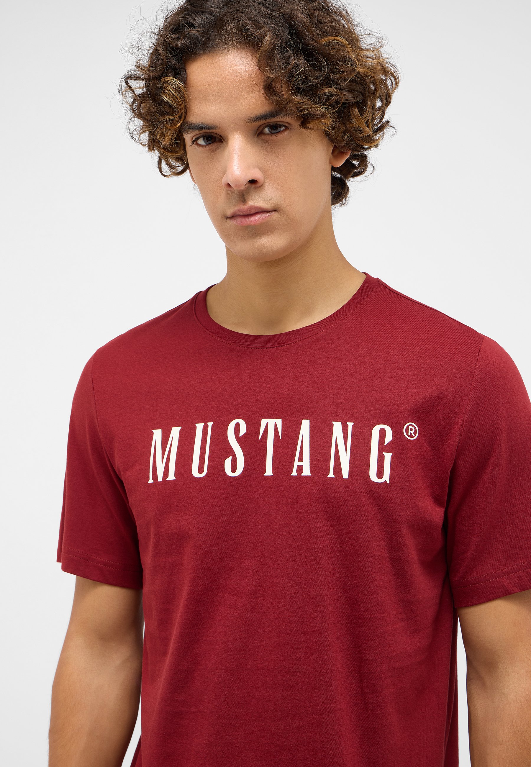 Bekleidung, T-shirt, Person, Kastanienbraun