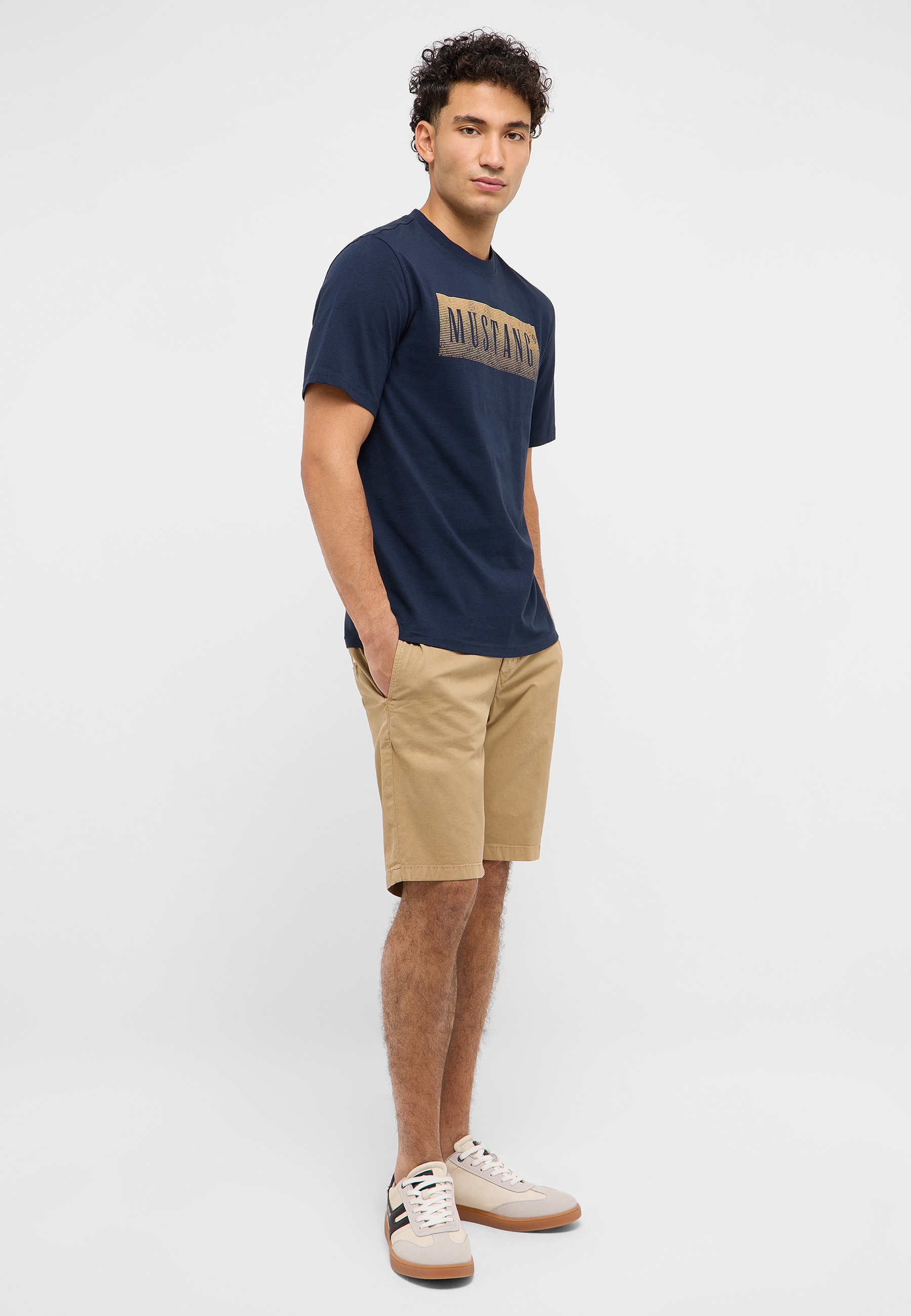 Kurze Hose, Person, Khaki, T-shirt, Schuh