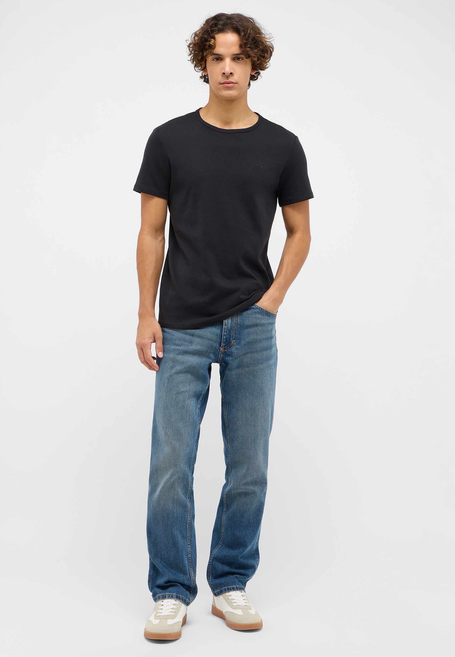 Hosen, T-shirt, Jeans, Person, Stehend
