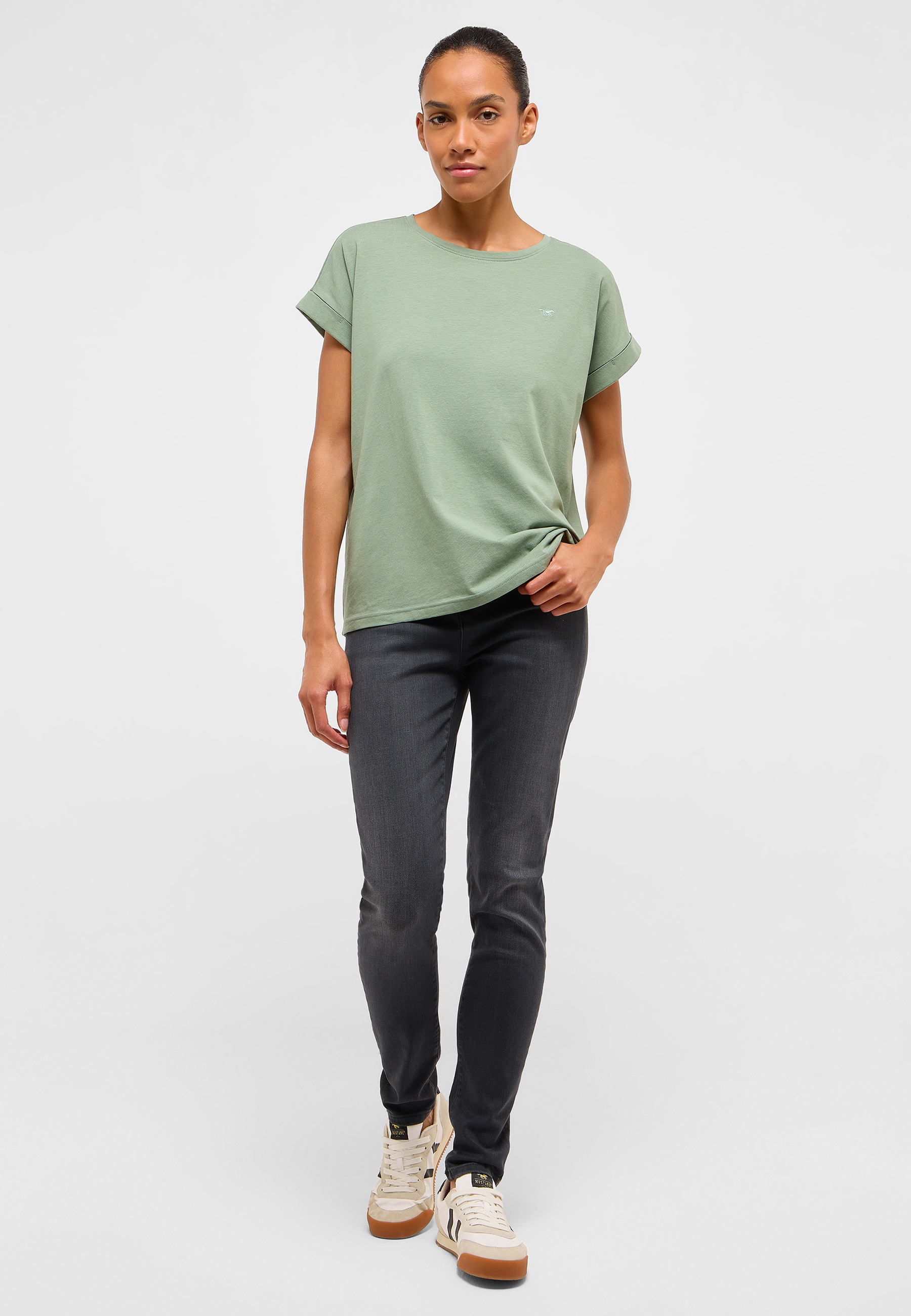 Bekleidung, T-shirt, Person, Hosen, Ärmel