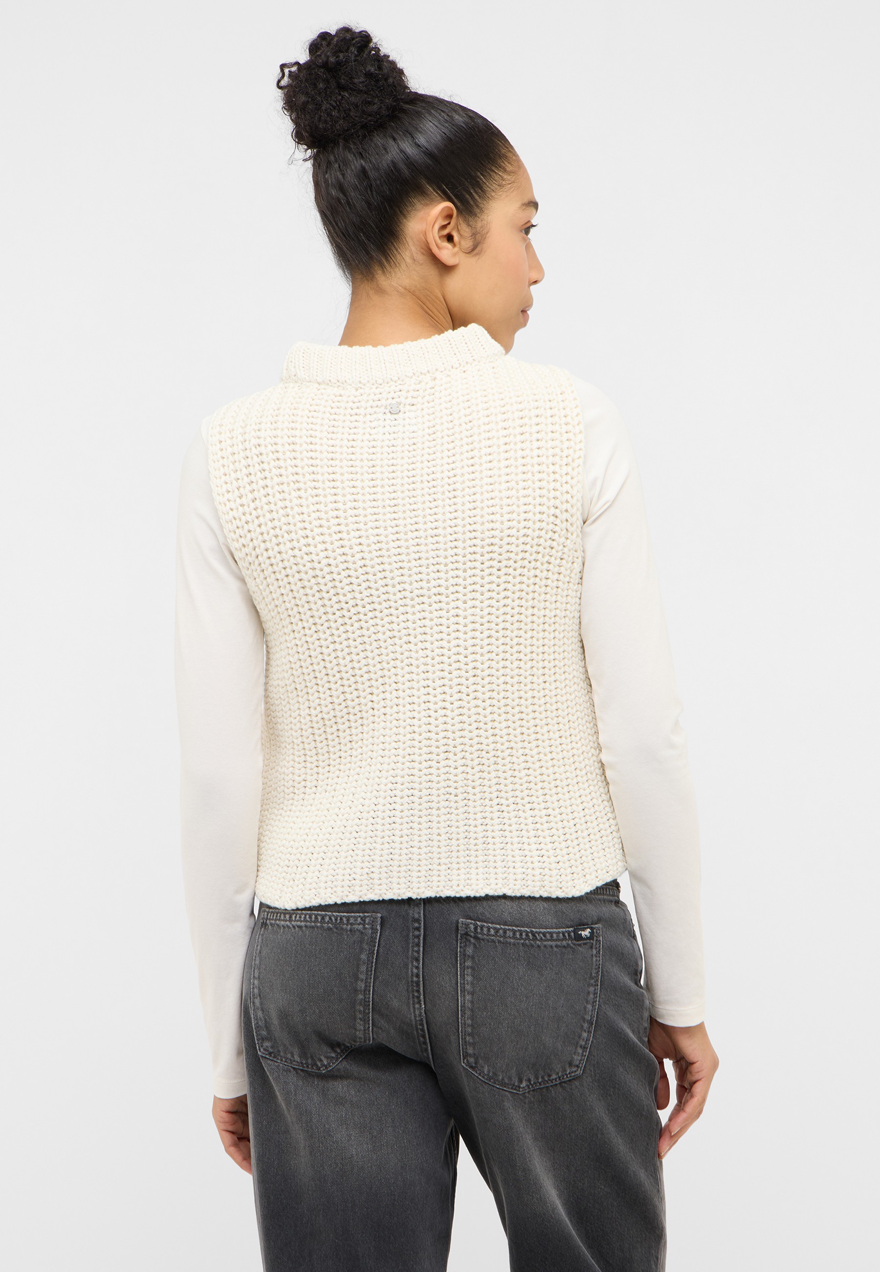 Strickwaren, Pullover, Jeanshose, Weste, Person