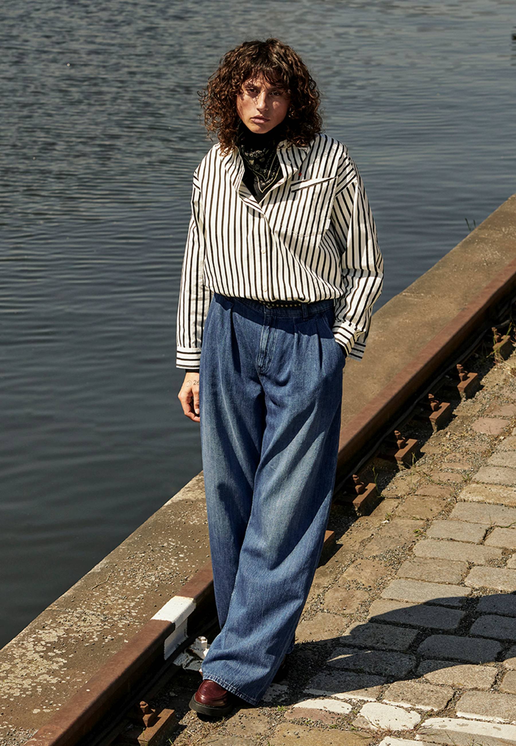 Hosen, Jeans, Person, Hemd, Stehend