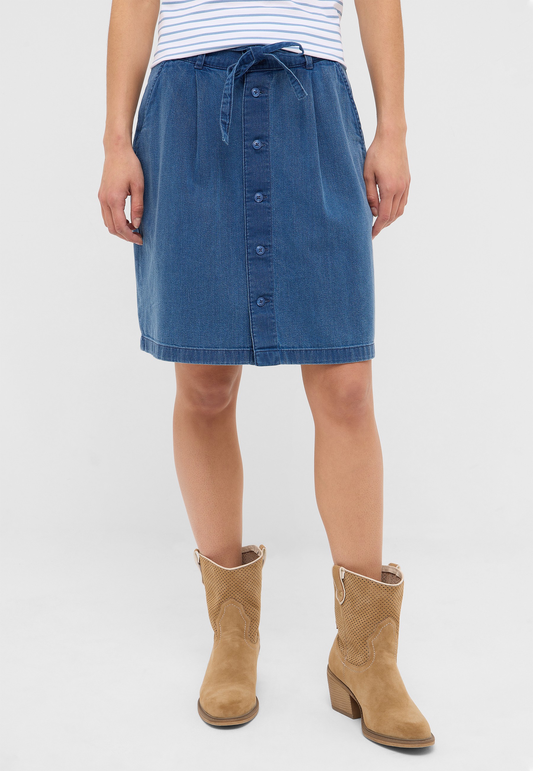 jeansstoff, denim, midirock, knopfleiste, stiefel