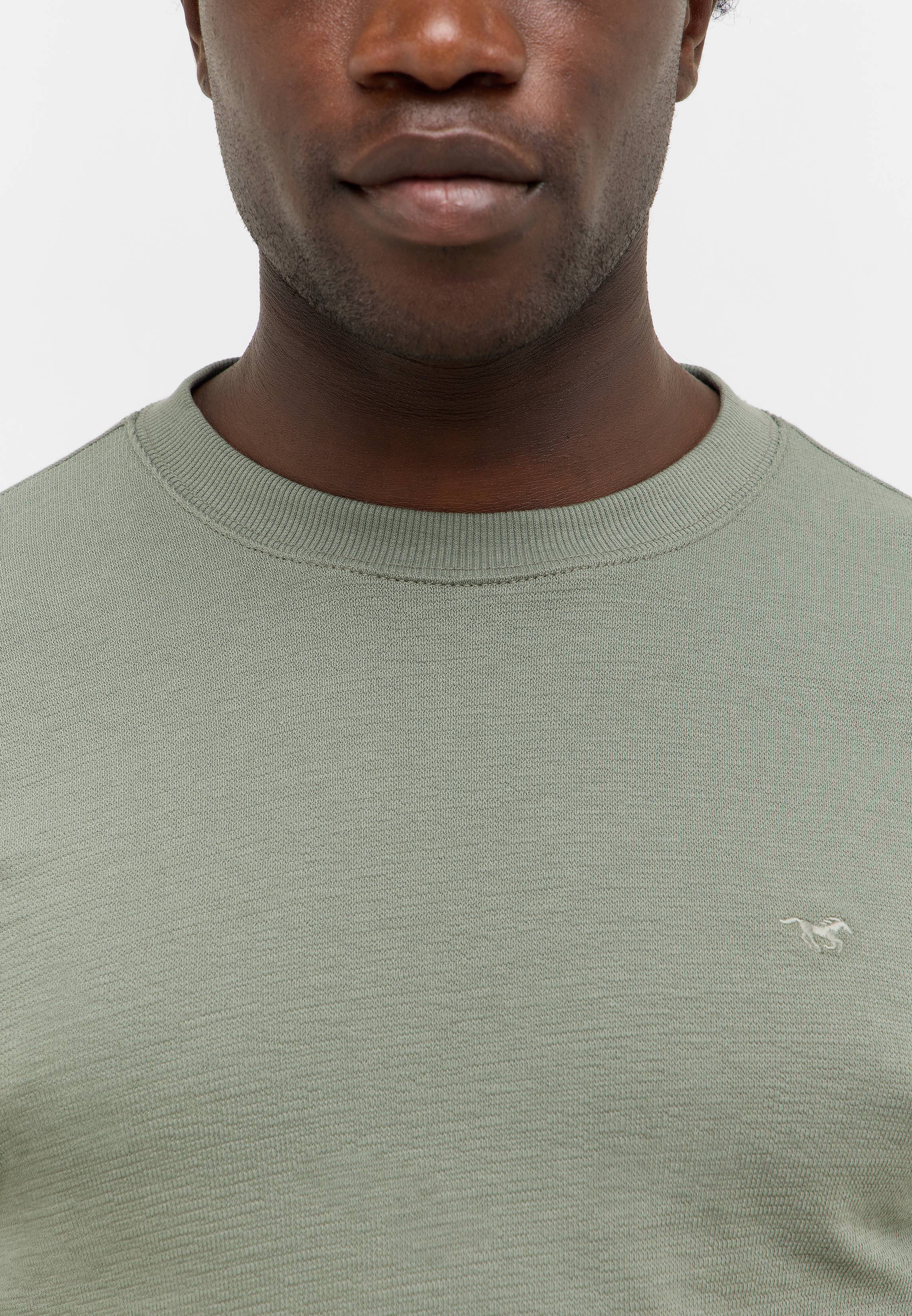 Bekleidung, T-shirt, Gesicht, Kopf, Hals