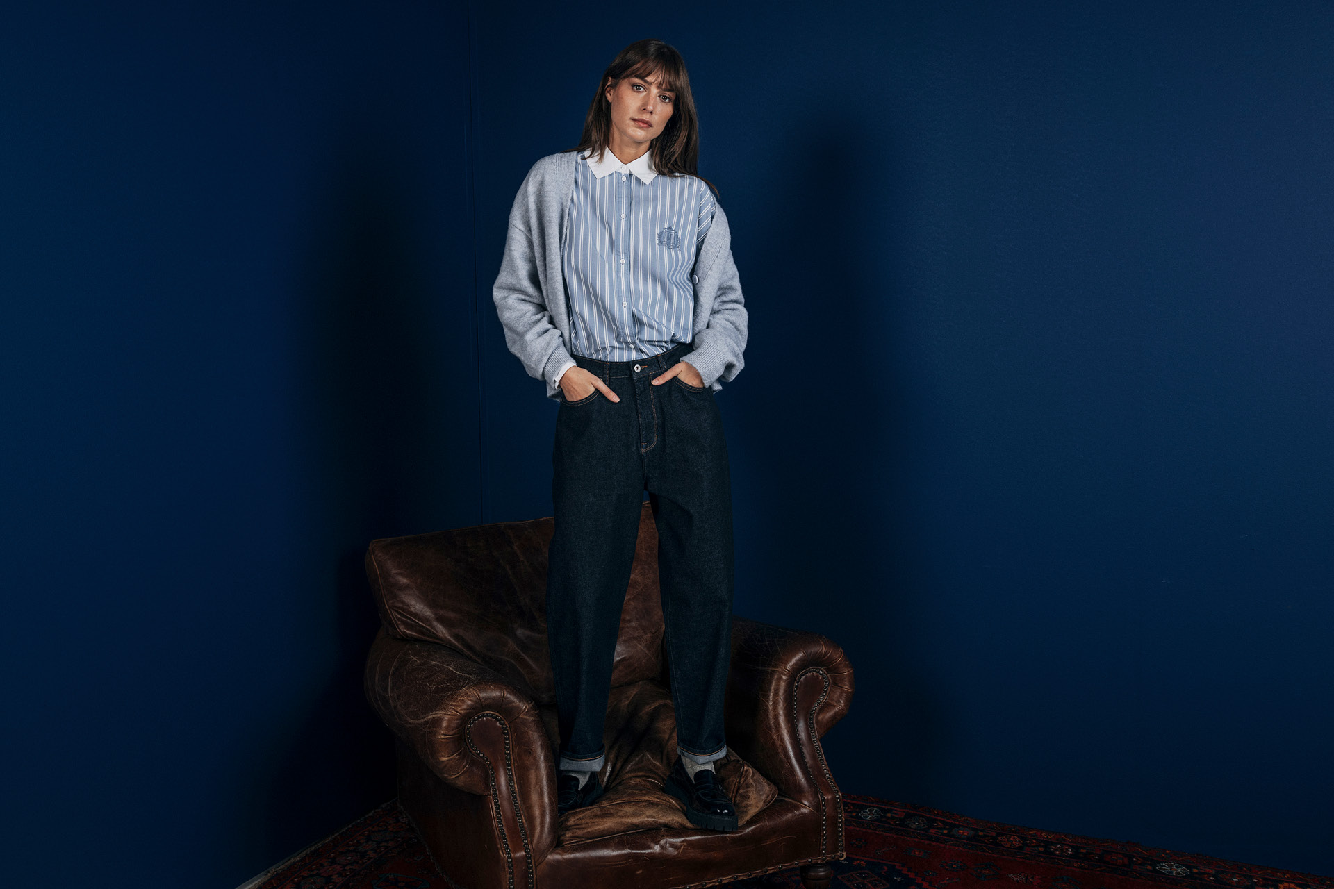 gestreiftes shirt, Hemd mit Kragen, Strickjacke, dunkelblaue Hose, dunkelblaue Wand