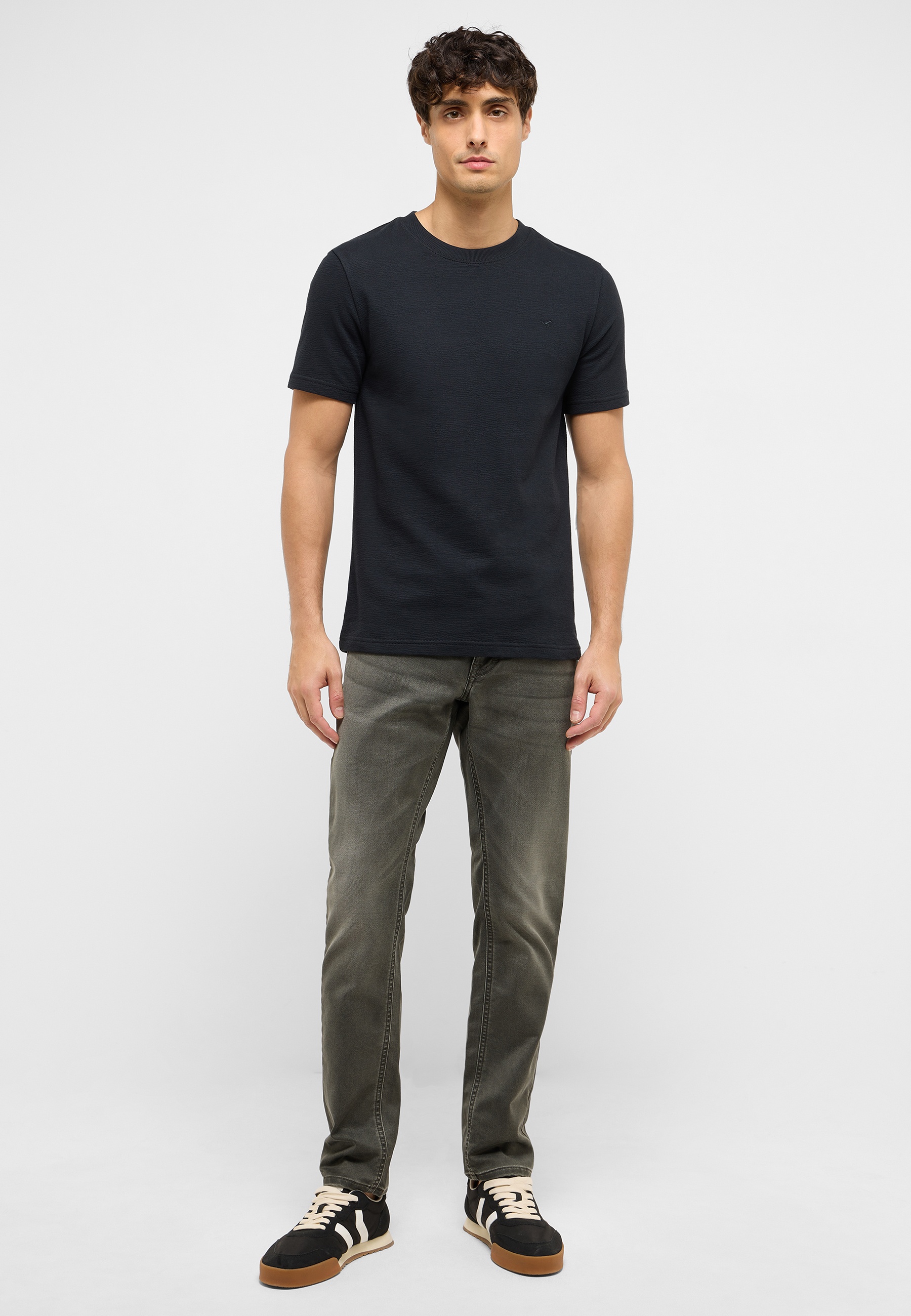 T-shirt, Hosen, Person, Stehend, Schuh