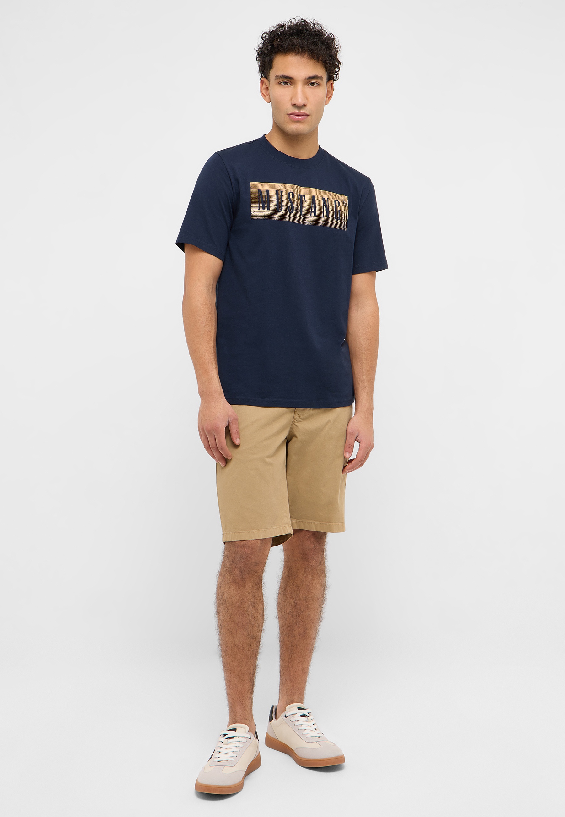 Kurze Hose, T-shirt, Person, Schuh, Khaki