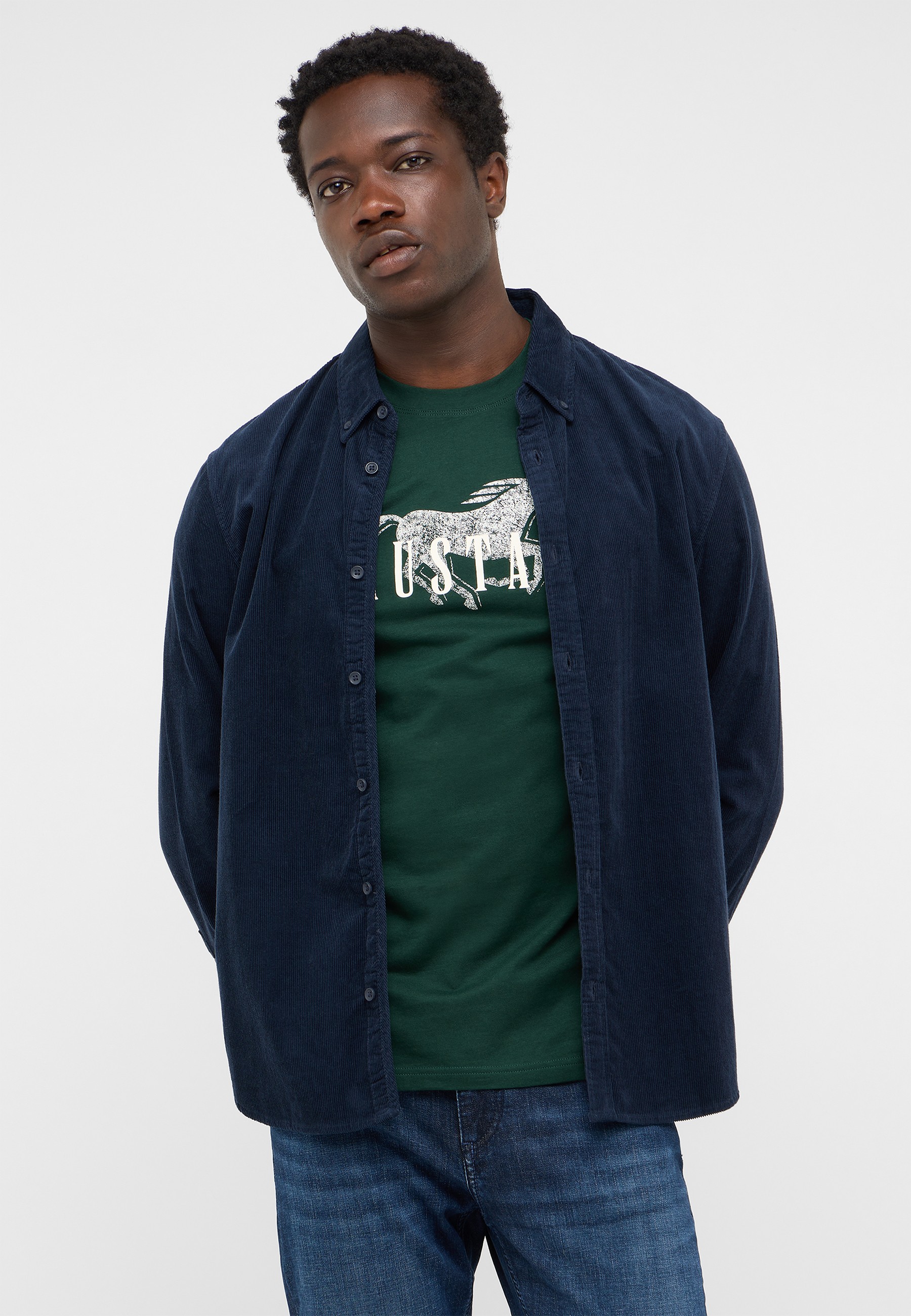 Oberhemd, Corduroy, dunkelblau, Baumwolle, grünes T-Shirt