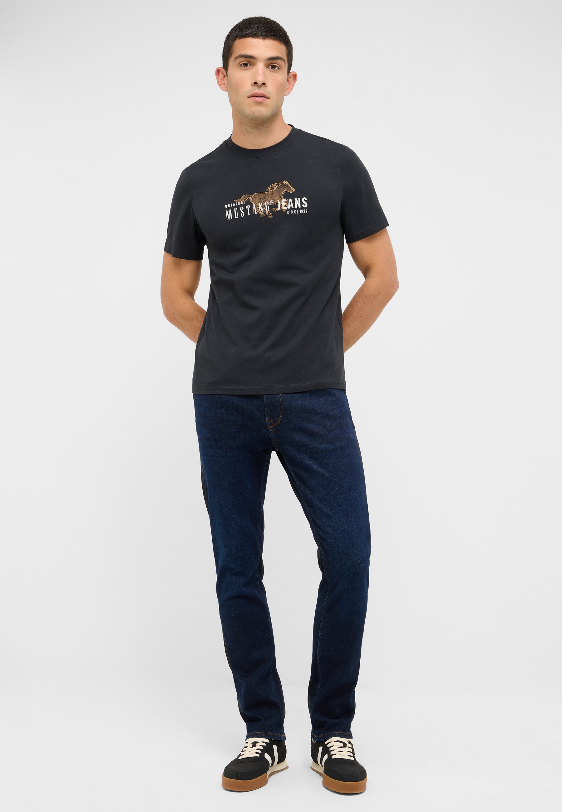 Bekleidung, T-shirt, Hosen, Person, Stehend