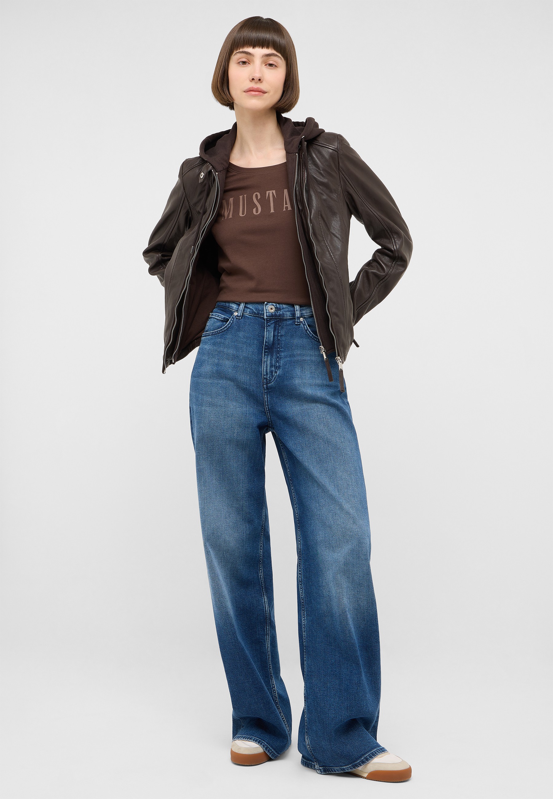 Damenjacke, Lederjacke, Brauner Strickpullover, Jeans, Weite Hose