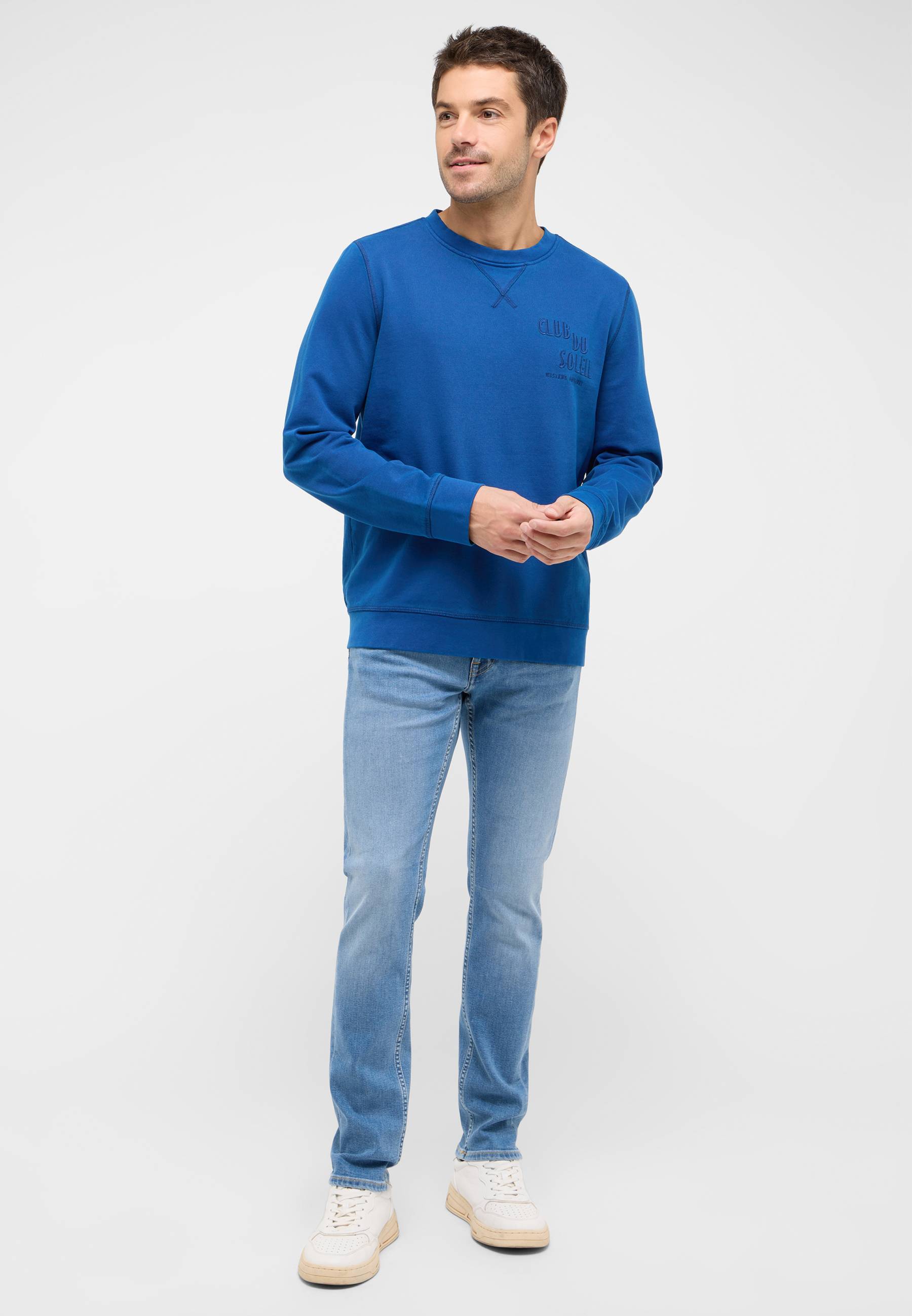 Person, Stehend, Langarm, Hosen, Mann