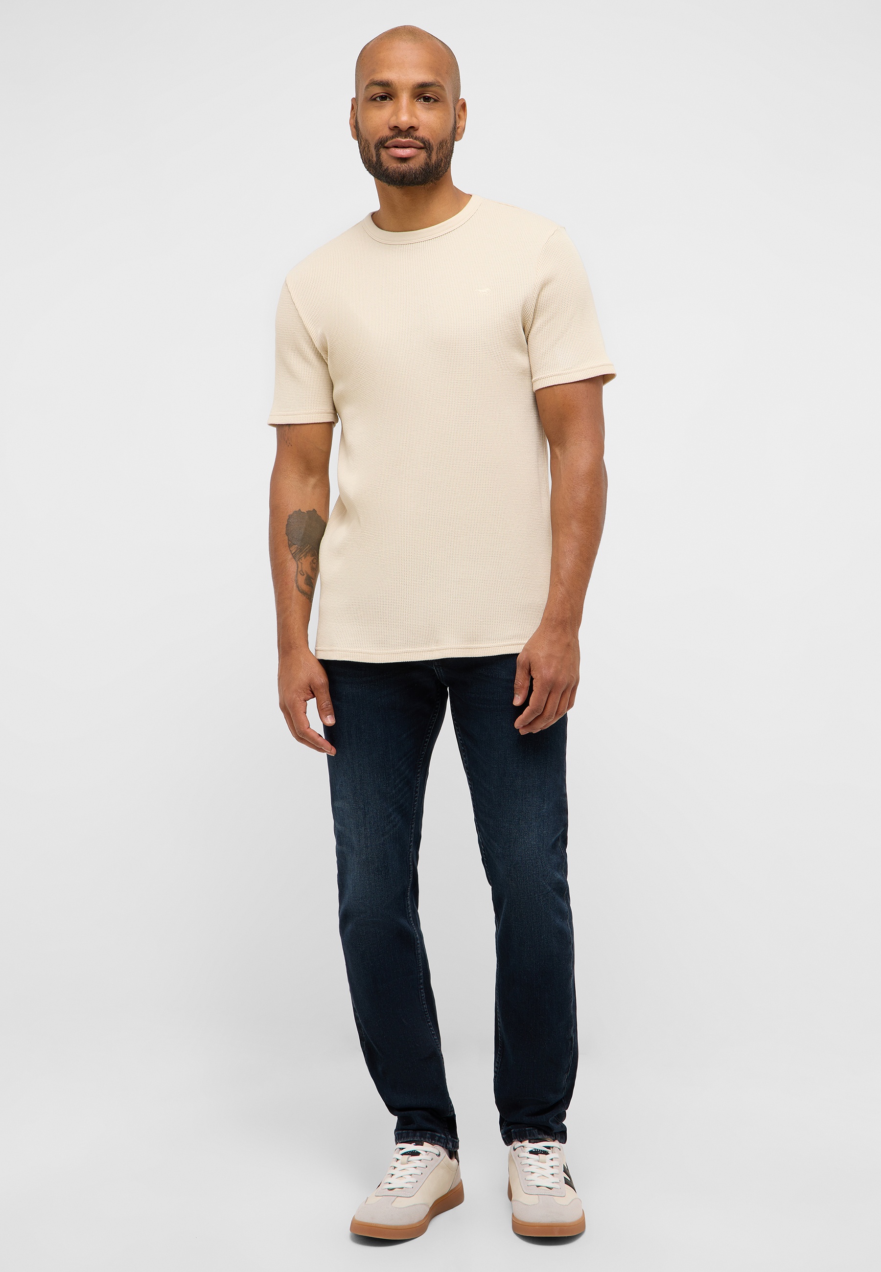 T-shirt, Person, Stehend, Erwachsener, Mann