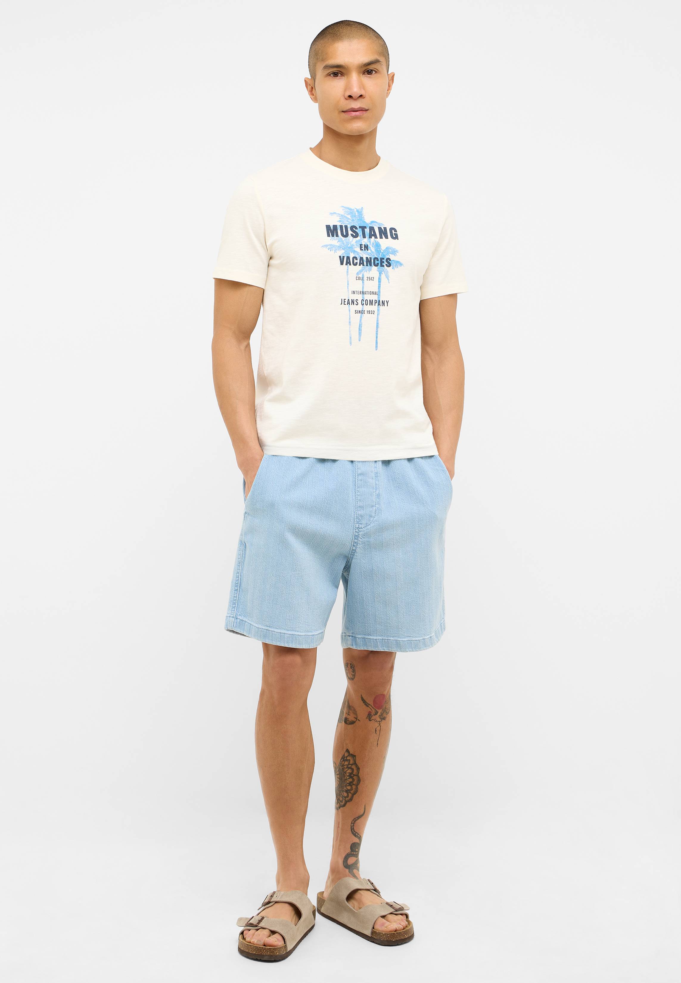 Kurze Hose, T-shirt, Sandale, Strandmode, Tätowierung