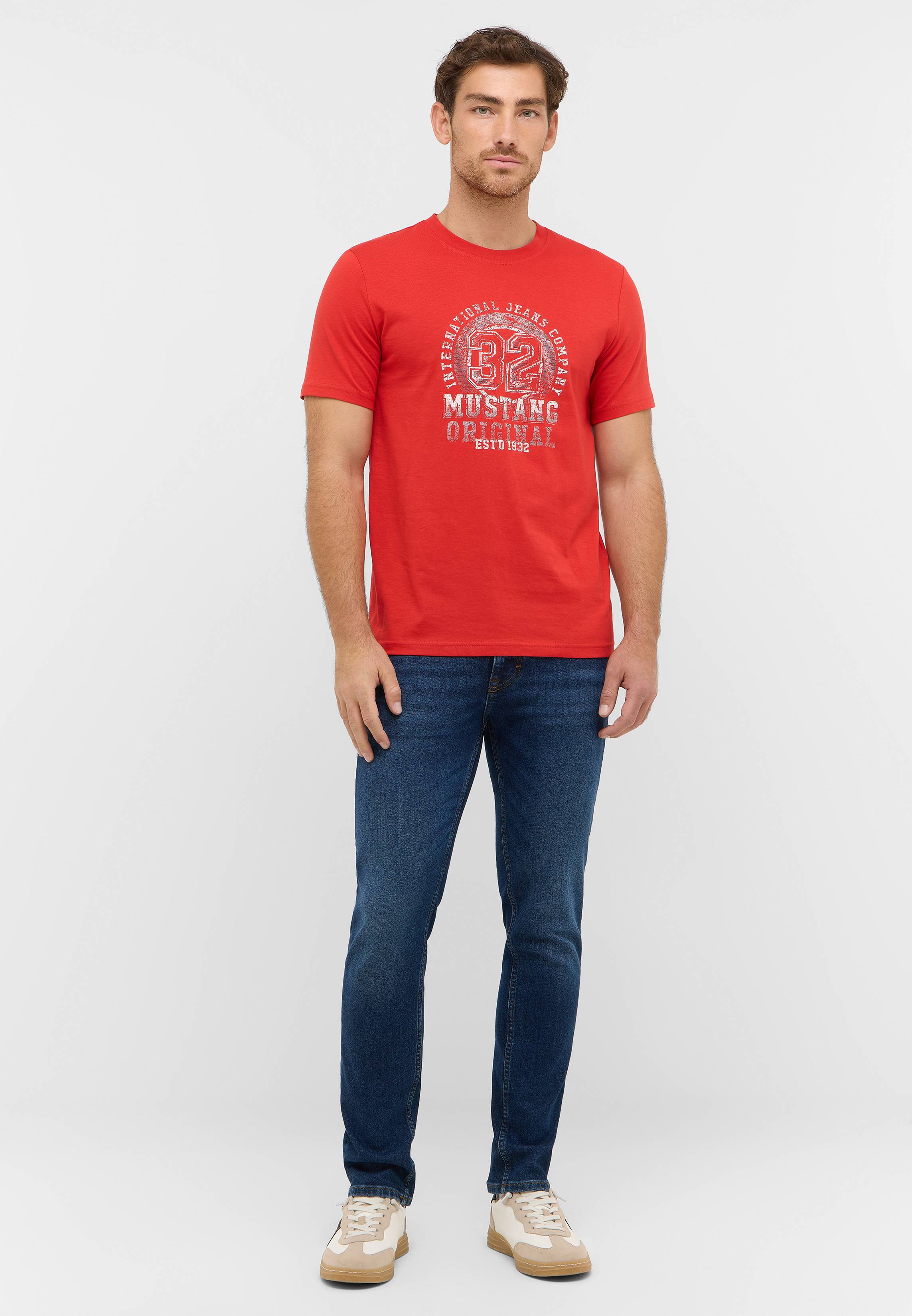 T-shirt, Hosen, Hemd, Person, Stehend