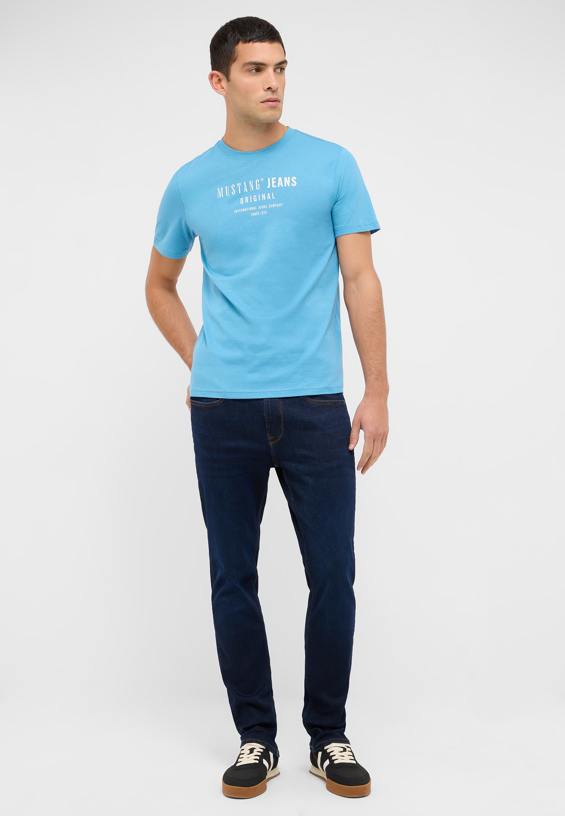 T-shirt, Hosen, Person, Stehend, Mann