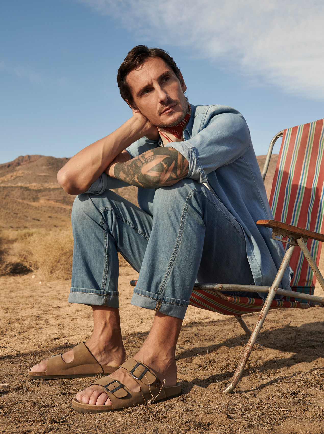 denimshirt, denimjacke, jeans, sandalen, tattoofarme