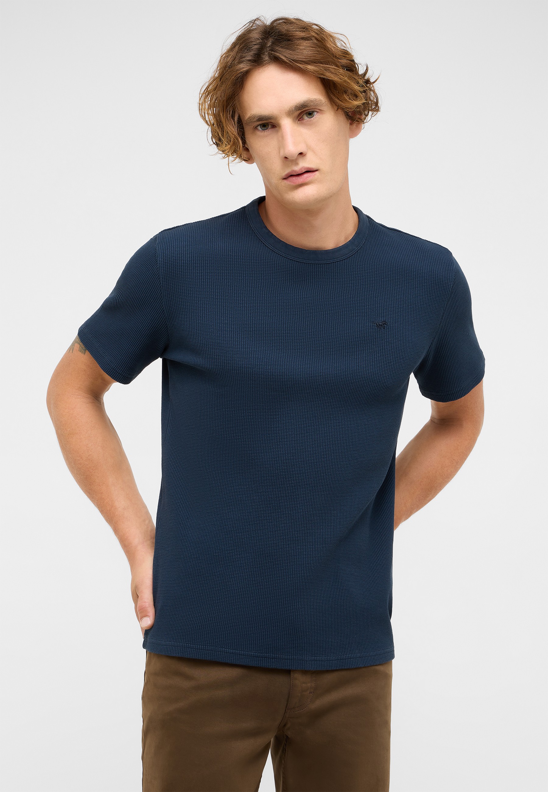 Bekleidung, T-shirt, Hemd, Hals, Person