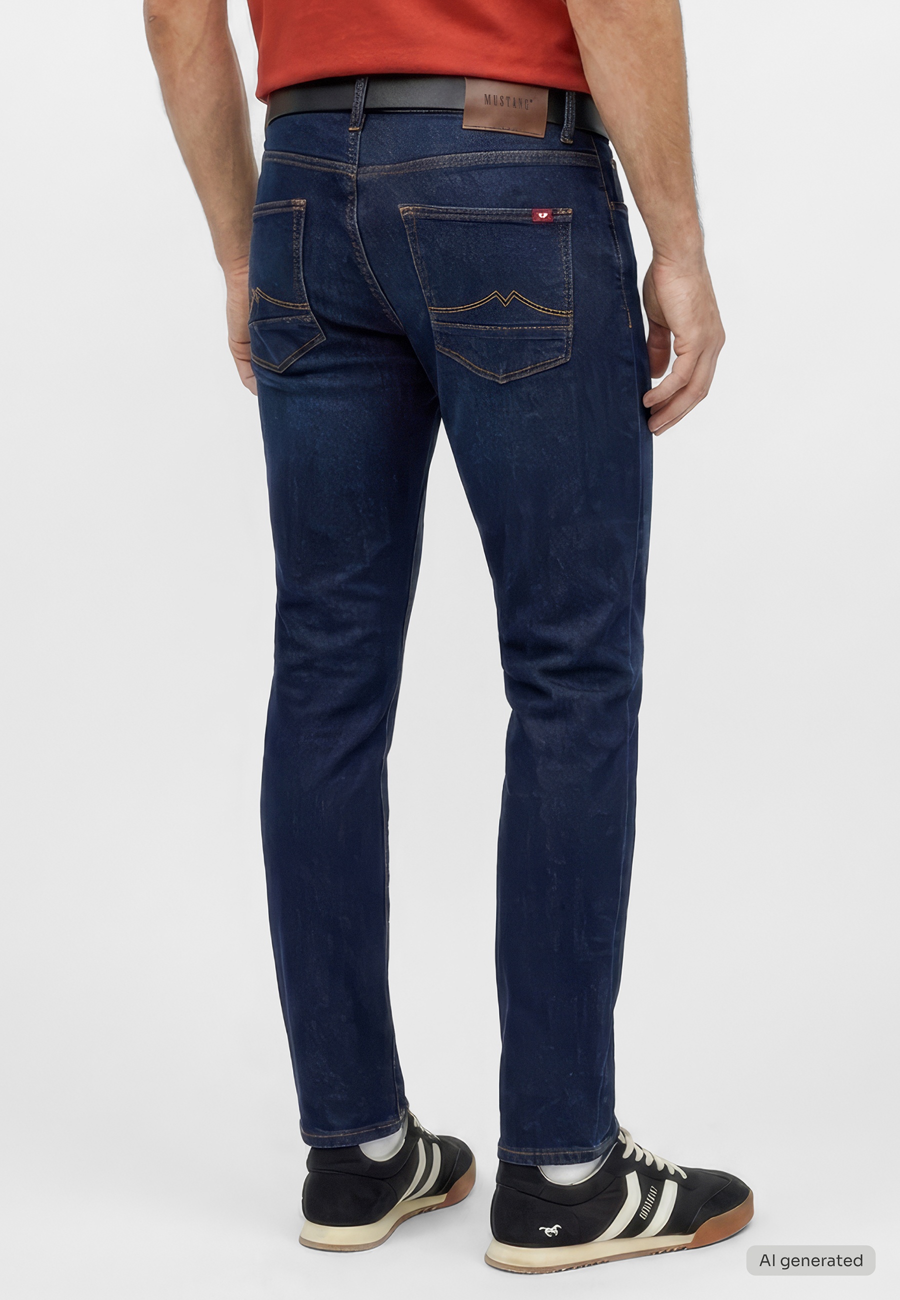 mit Ziernaht an den Gesäßtaschen