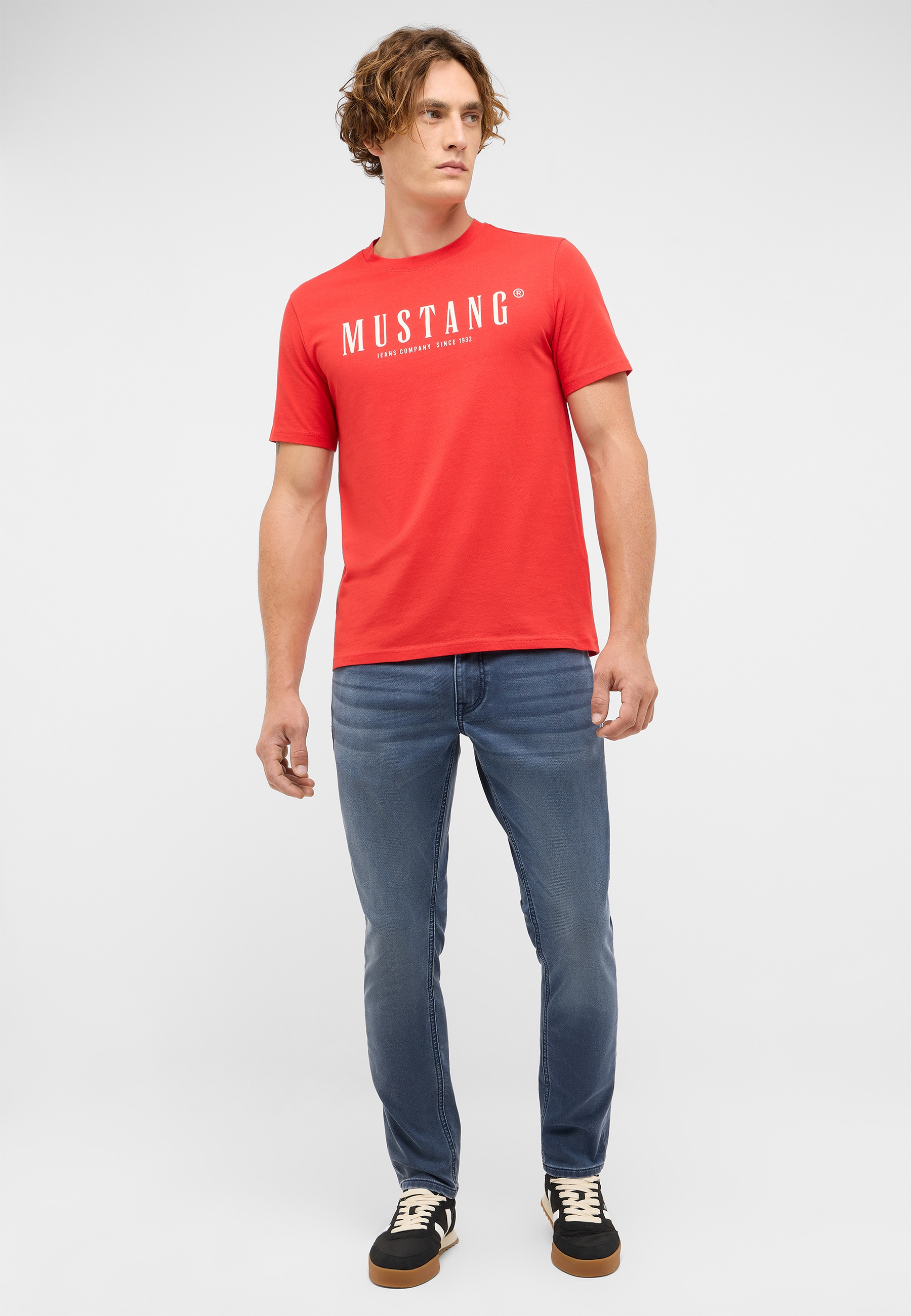 T-shirt, Hosen, Hemd, Person, Jugendlich