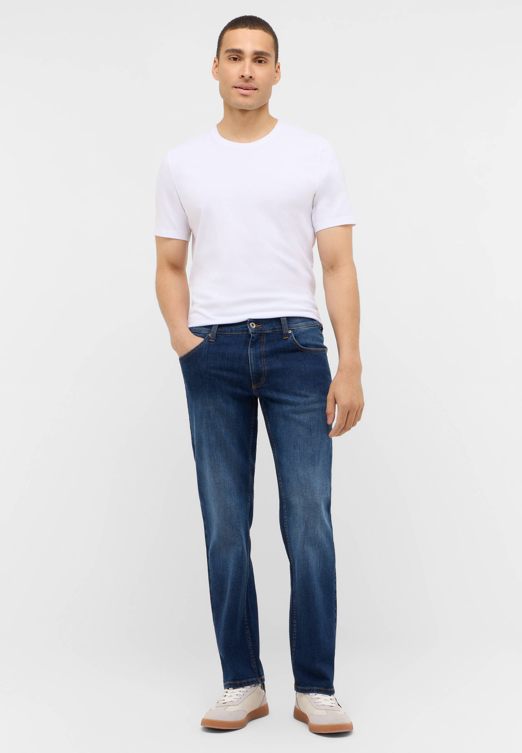 Hosen, Jeans, T-shirt, Person, Stehend